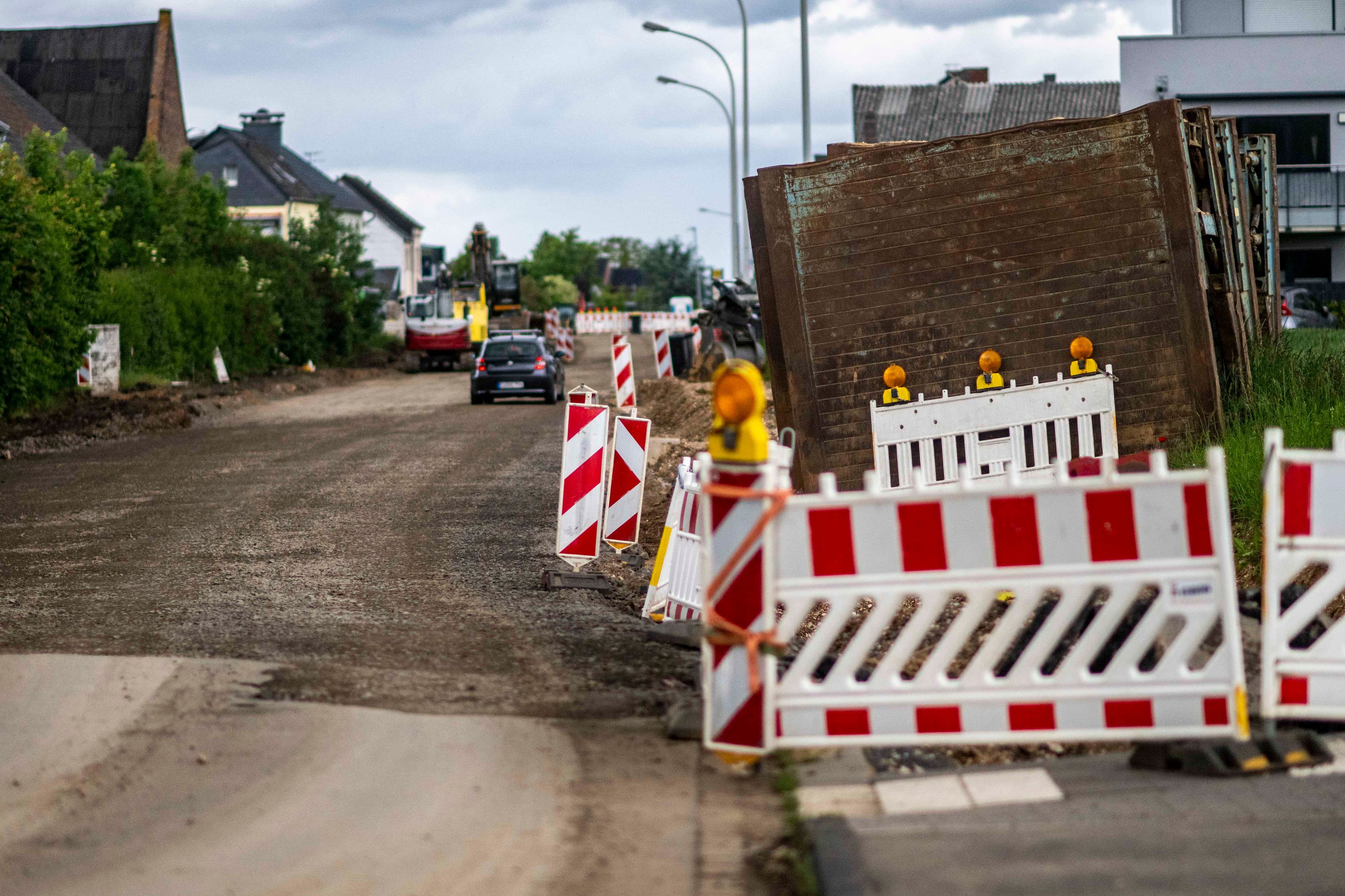 Das Bild zeigt die L194 bei Hausweiler. Dort wird der Kanal erneuert.