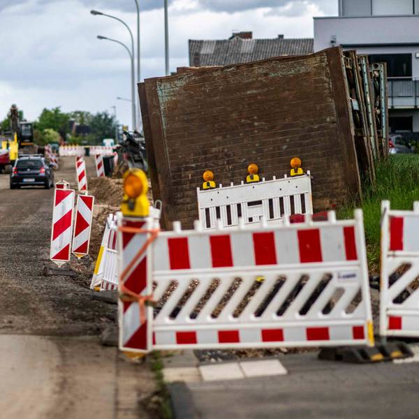 Das Bild zeigt die L194 bei Hausweiler. Dort wird der Kanal erneuert.