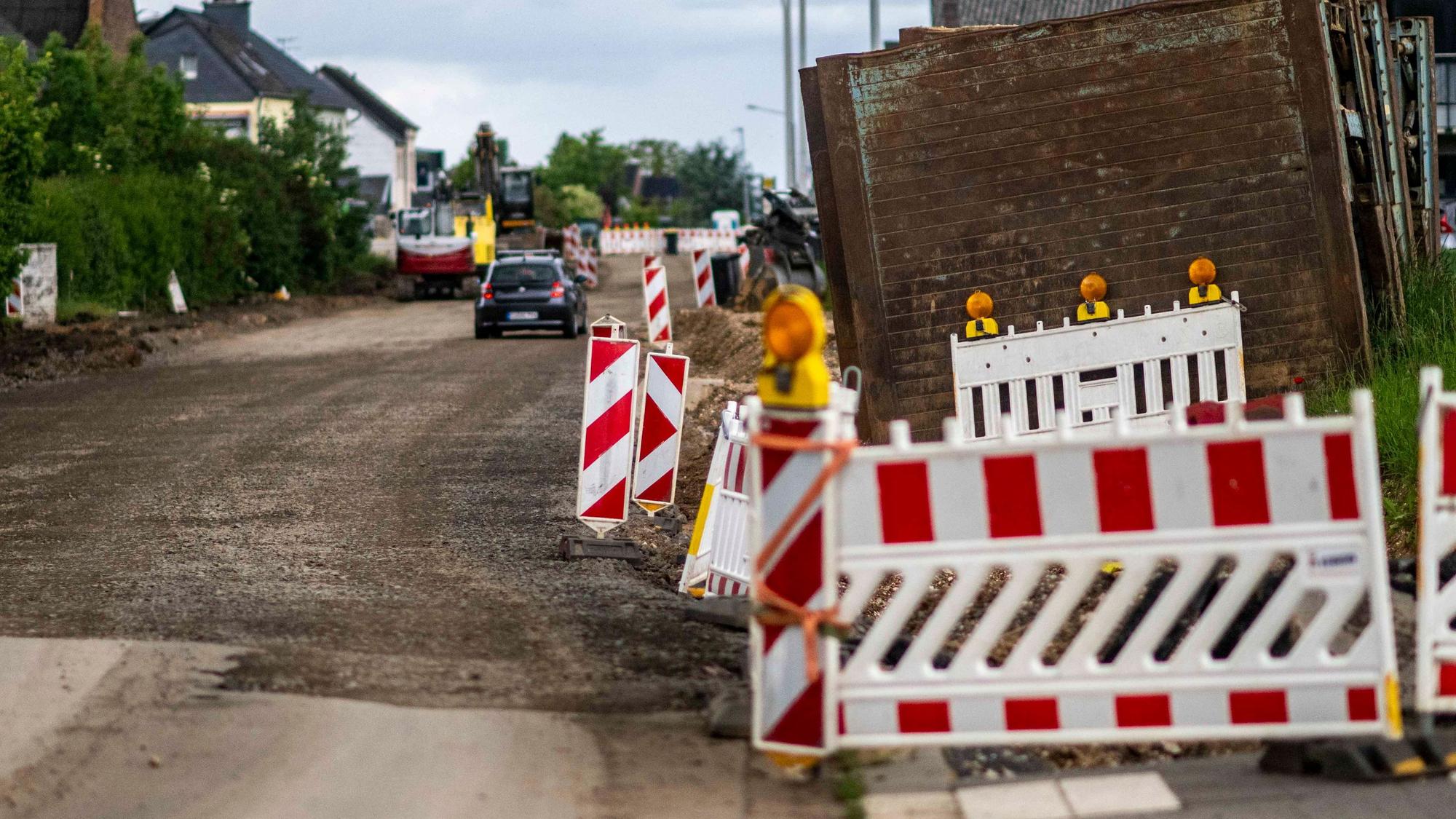 Das Bild zeigt die L194 bei Hausweiler. Dort wird der Kanal erneuert.