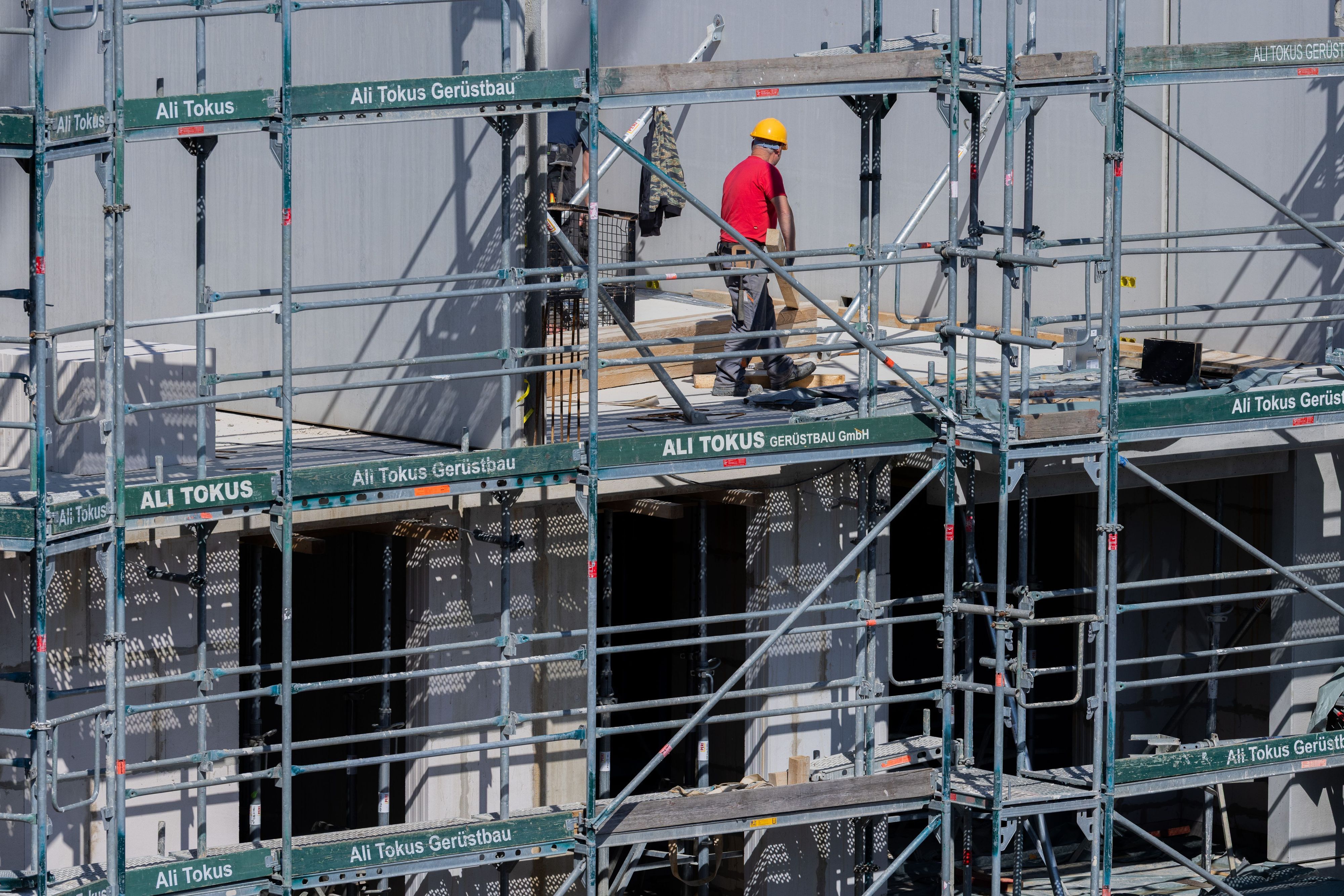 Bauarbeiter arbeiten an einem Rohbau für Eigentumswohnungen in Köln-Ehrenfeld. (Archivbild)