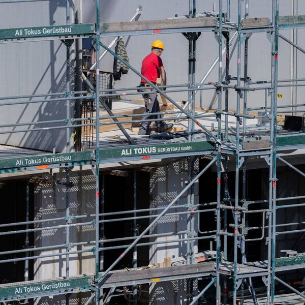 Bauarbeiter arbeiten an einem Rohbau für Eigentumswohnungen in Köln-Ehrenfeld. (Archivbild)