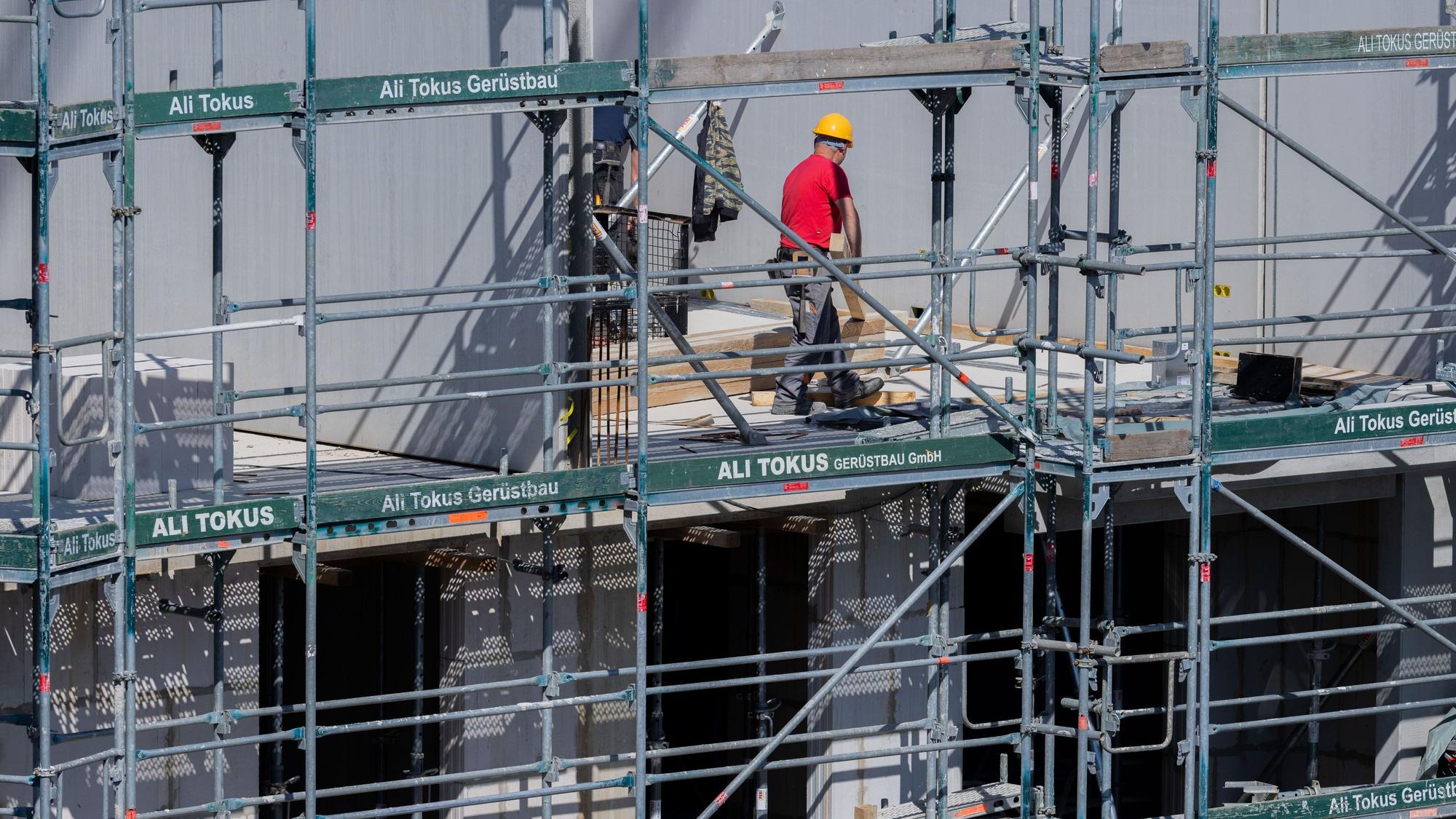 Bauarbeiter arbeiten an einem Rohbau für Eigentumswohnungen in Köln-Ehrenfeld. (Archivbild)