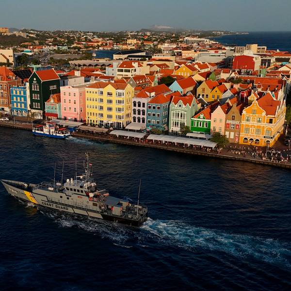 Curaçao, Willemstad: Ein Schiff der niederländisch-karibischen Küstenwache durchquert die St.-Anna-Bucht neben dem historischen Zentrum in Willemstad.