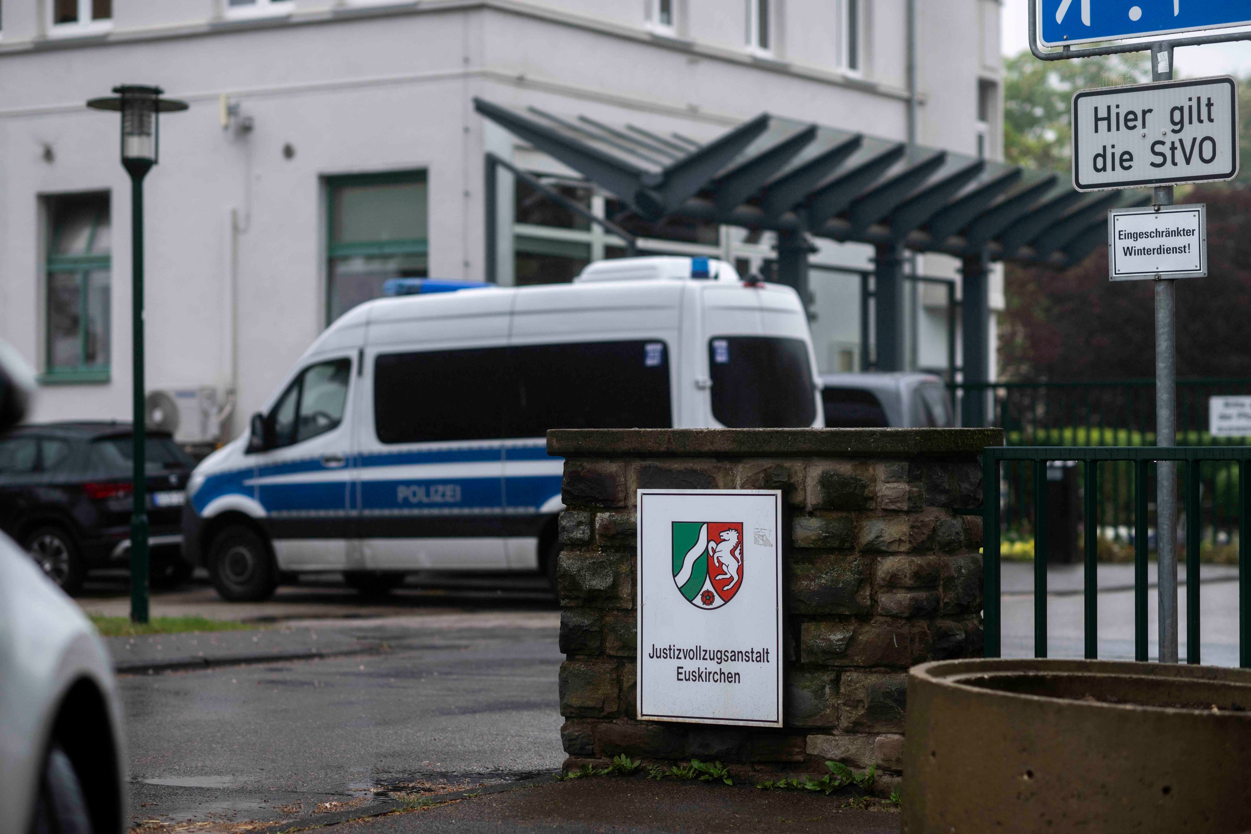 Durchsuchungen und Ermittlungen an der JVA Euskirchen. 210 Einkräfte waren im Einsatz. Im Verdacht stehen sieben männliche Justizvollzugsbeamte, Vorteile als Gegenleistung angenommen zu haben.