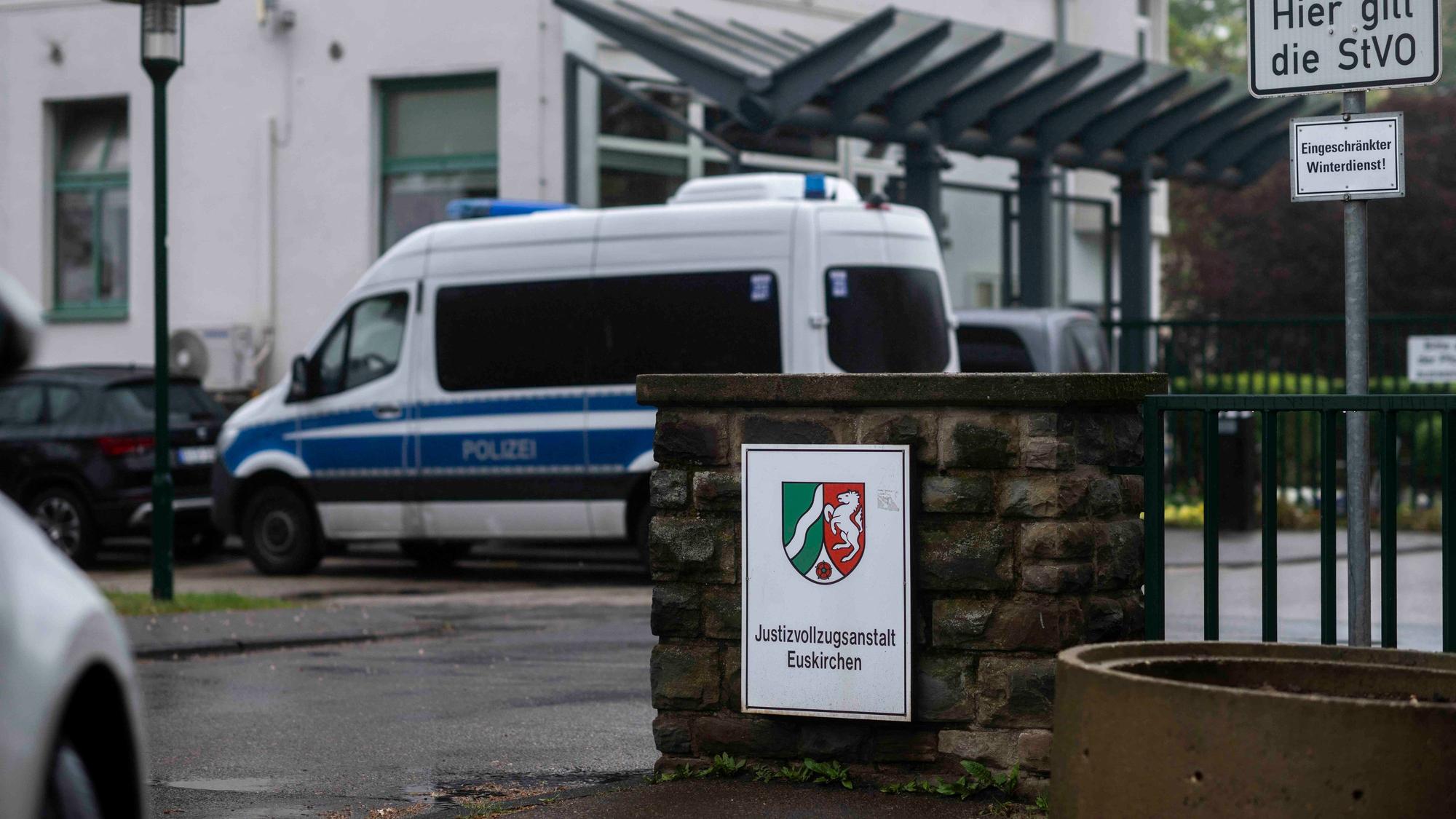 Durchsuchungen und Ermittlungen an der JVA Euskirchen. 210 Einkräfte waren im Einsatz. Im Verdacht stehen sieben männliche Justizvollzugsbeamte, Vorteile als Gegenleistung angenommen zu haben.