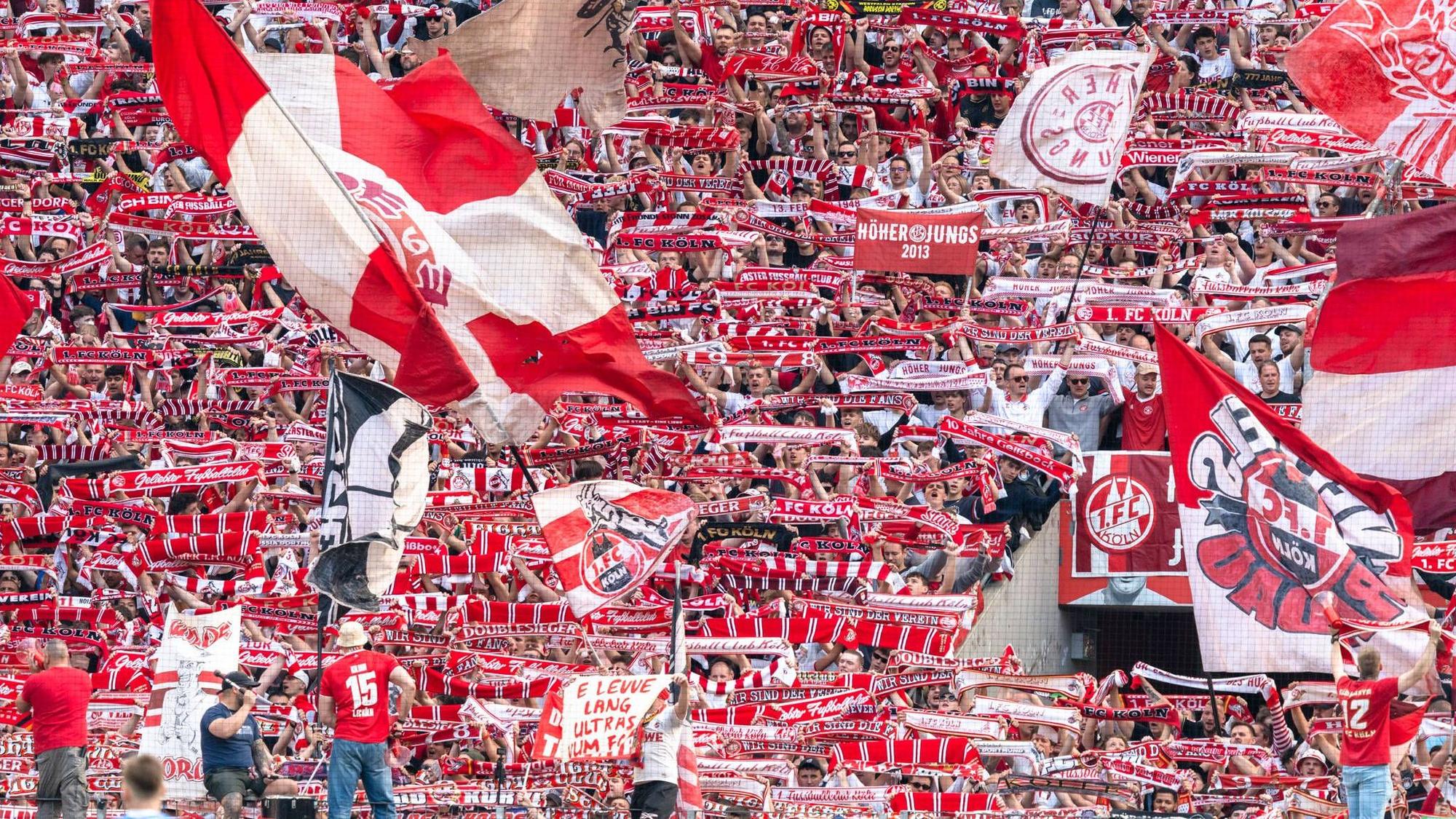 Die Fans des 1. FC Köln im Rhein-Energie-Stadion.