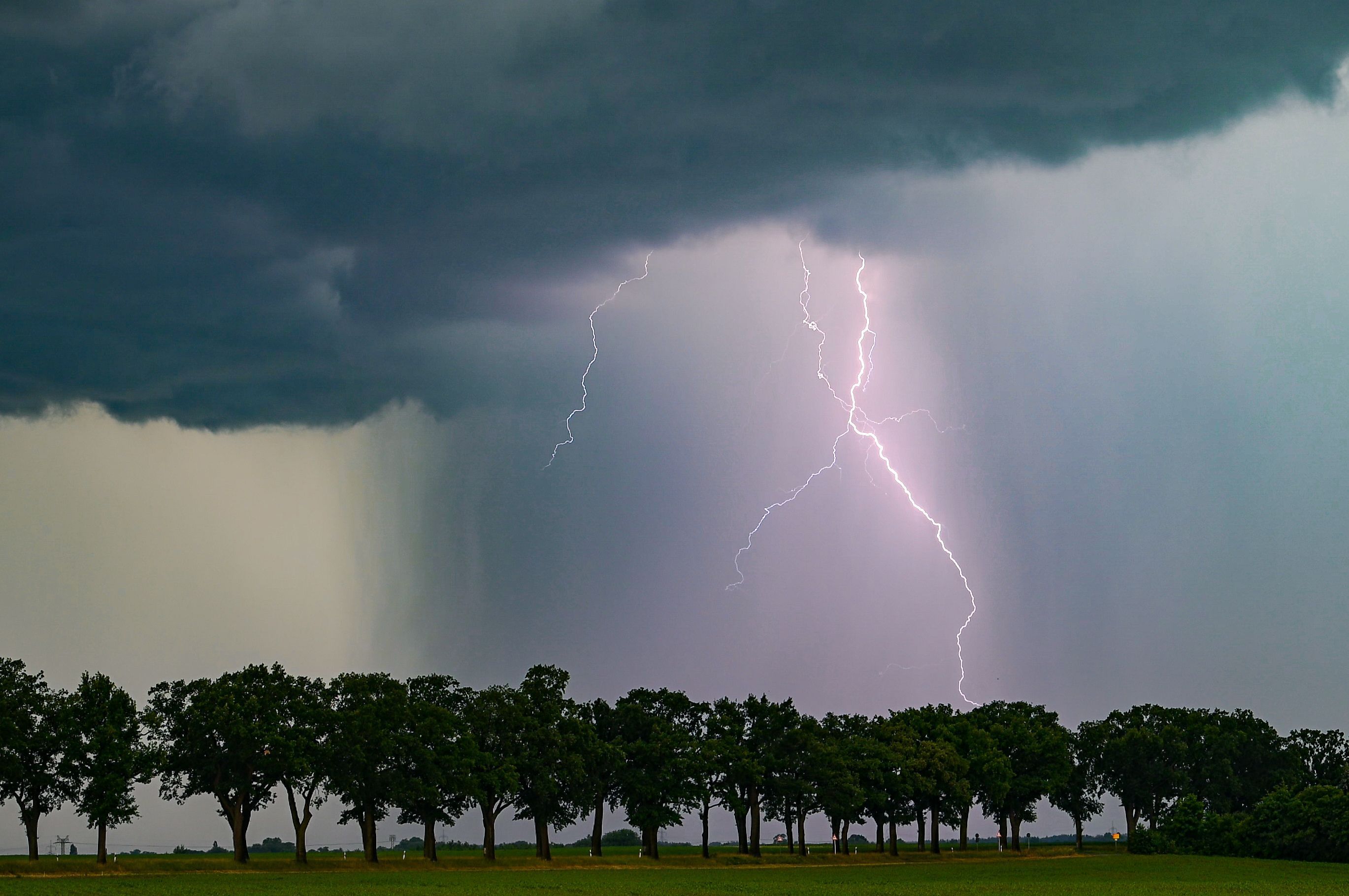 Der Deutsche Wetterdienst warnt vor aufziehenden Unwettern am Freitagnachmittag. (Symbolbild)