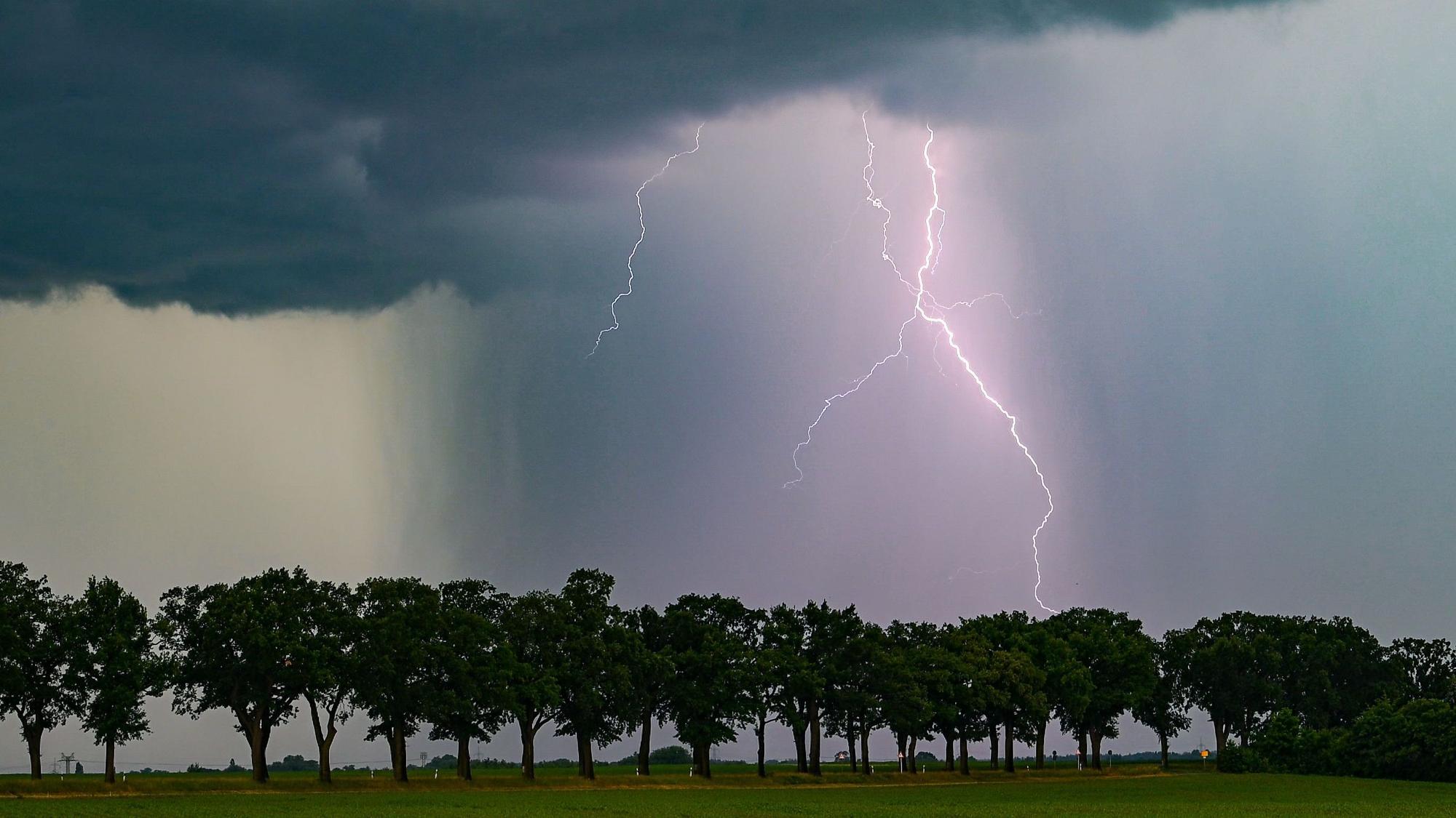 Der Deutsche Wetterdienst warnt vor aufziehenden Unwettern am Freitagnachmittag. (Symbolbild)