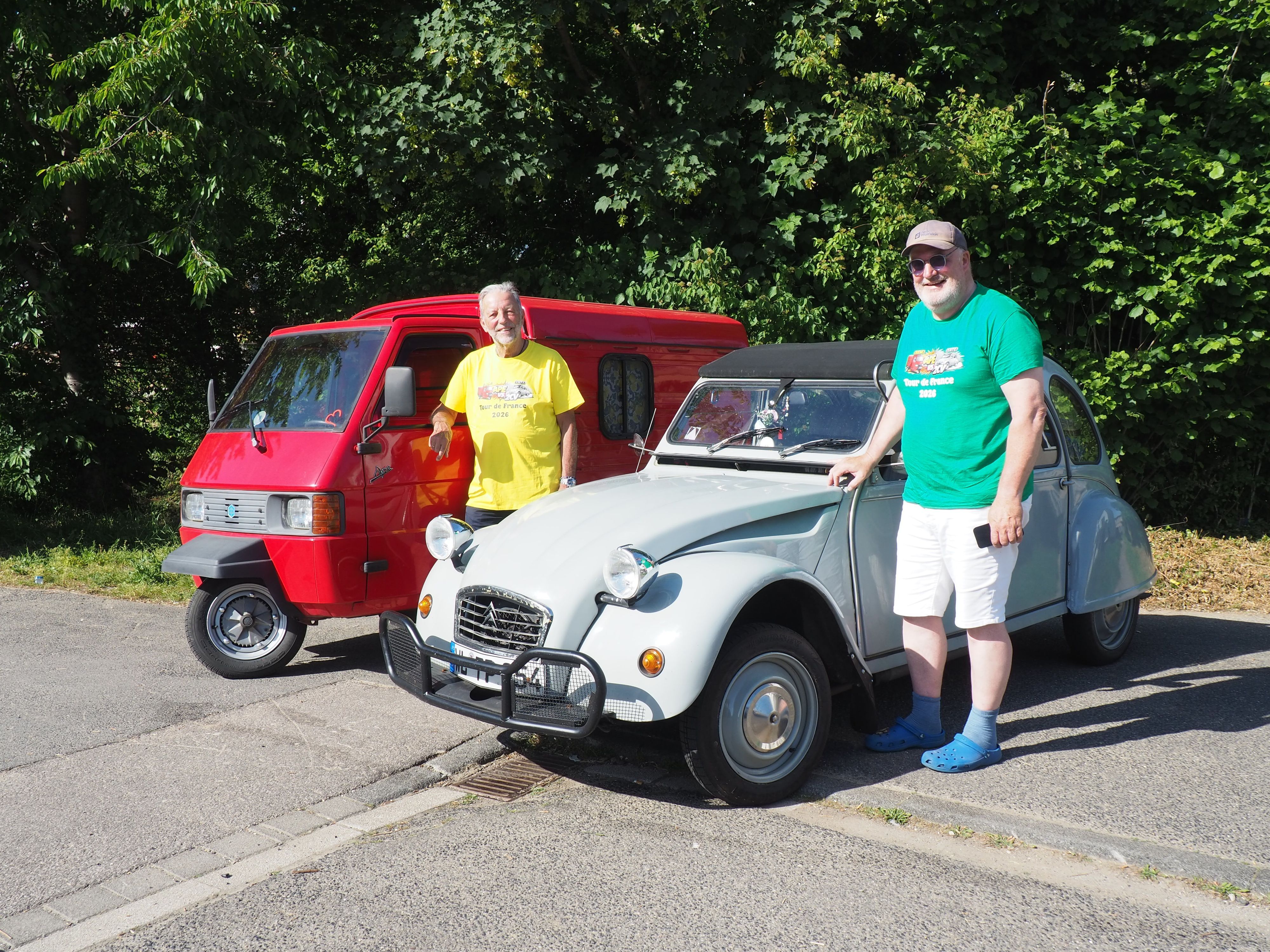 Gerd Weinand (l.) steht neben seiner Ape (l.), Torsten Pormann neben seinem 2CV.