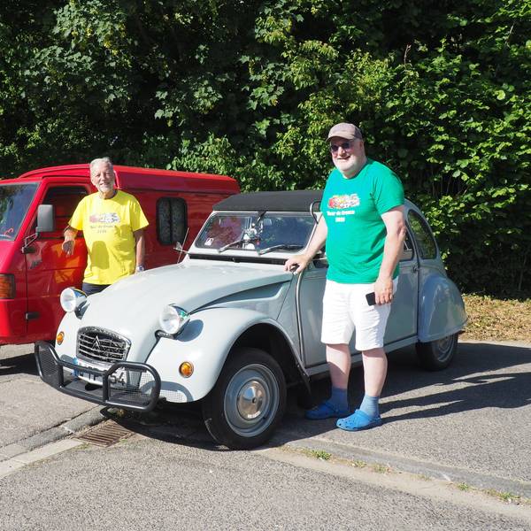 Gerd Weinand (l.) steht neben seiner Ape (l.), Torsten Pormann neben seinem 2CV.