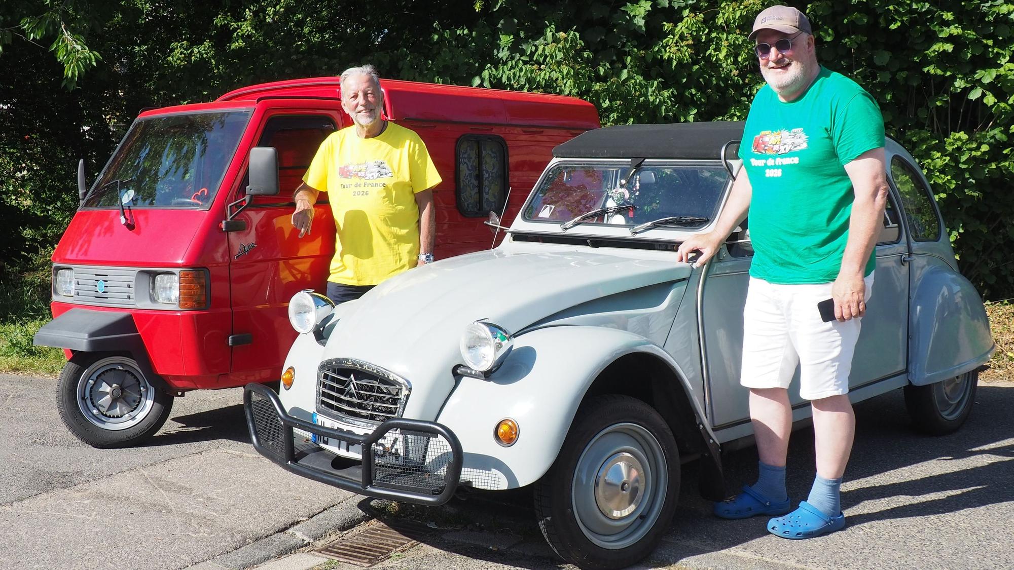 Gerd Weinand (l.) steht neben seiner Ape (l.), Torsten Pormann neben seinem 2CV.