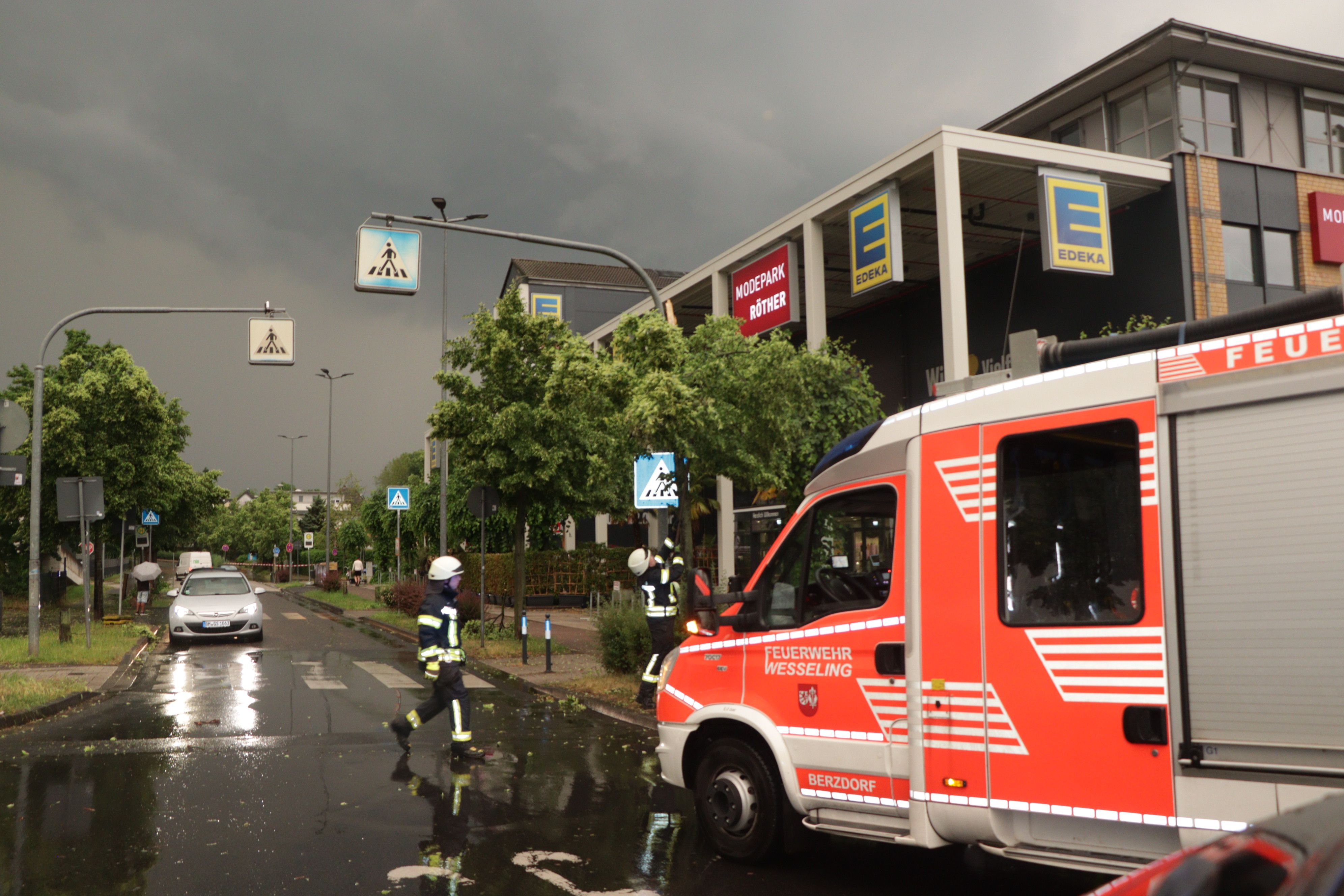 Das Bild zeigt Feuerwehrleute und einen Einsatzwagen.