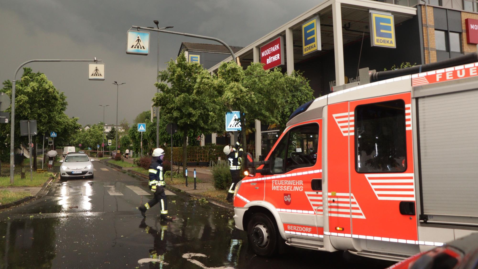 Das Bild zeigt Feuerwehrleute und einen Einsatzwagen.