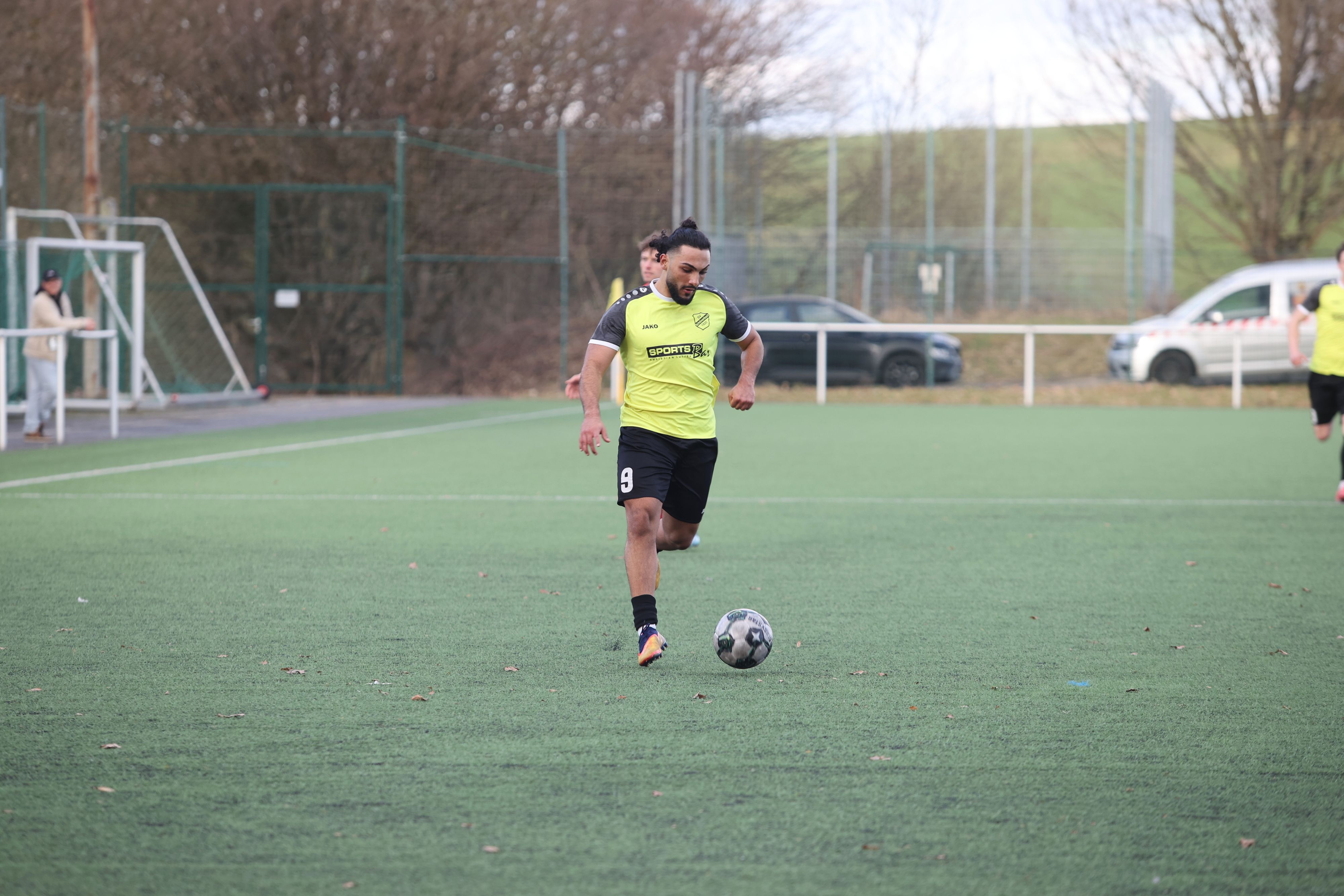 Toptorjäger Gabriel Werner in einer Spielaktion auf dem Fußballplatz.