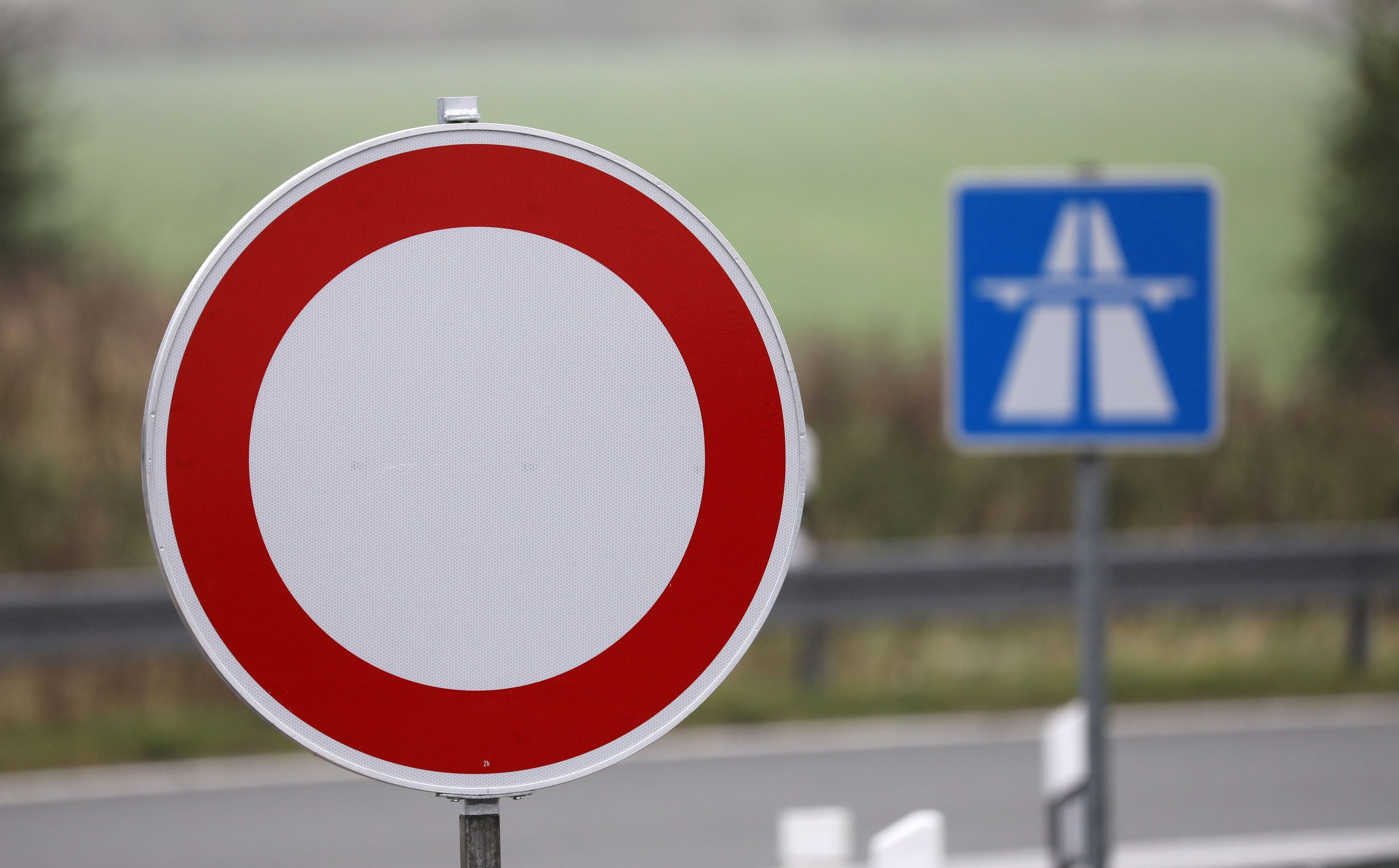 Zwei Verbotsschilder für die Autobahn