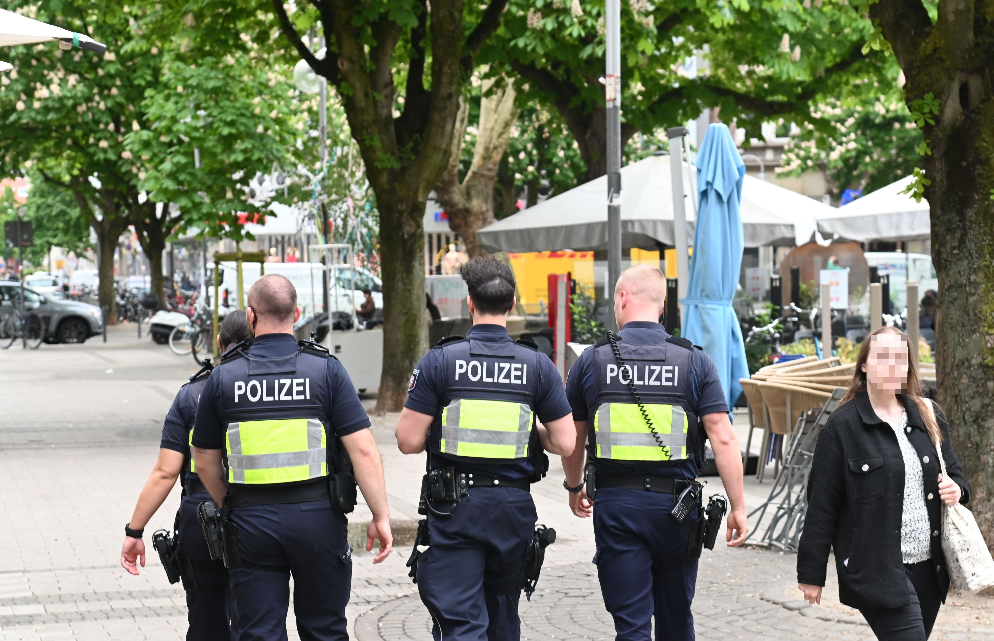 Einsatzkräfte der Polizei patrouillieren am Friesenplatz.
