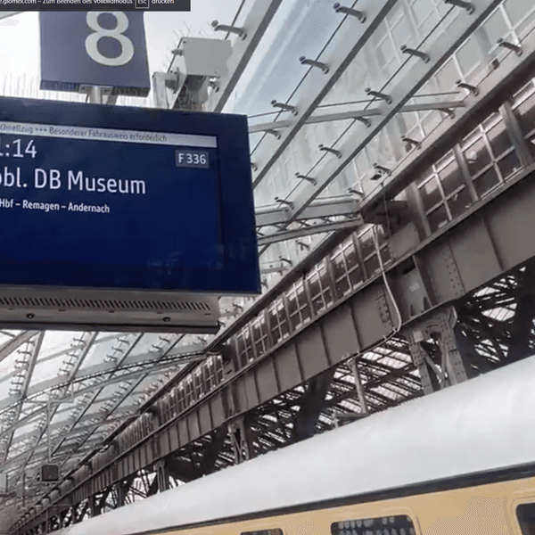 Blick auf die Anzeigetafel im Kölner Hauptbahnhof, der den Nostalgiezug in Richtung Koblenz ankündigt.
