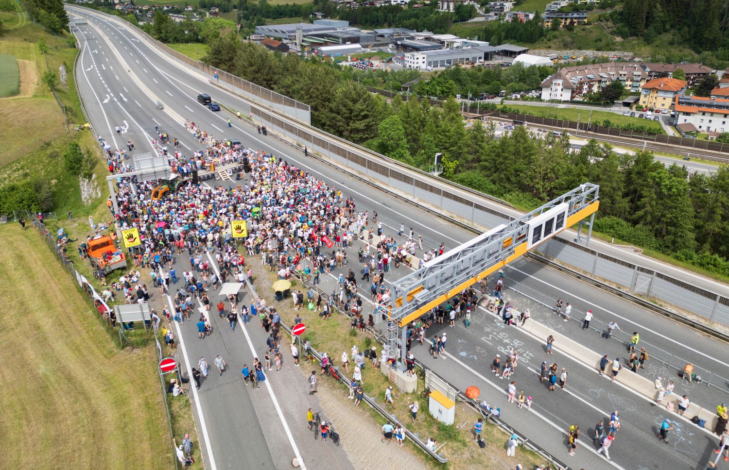 Zahlreiche Menschen demonstrieren auf der gesperrten Brennerautobahn. Wegen einer Demonstration auf der Brennerautobahn ist die wichtigste Verkehrsverbindung zwischen Deutschland und Italien in beide Richtungen nahezu vollständig blockiert.