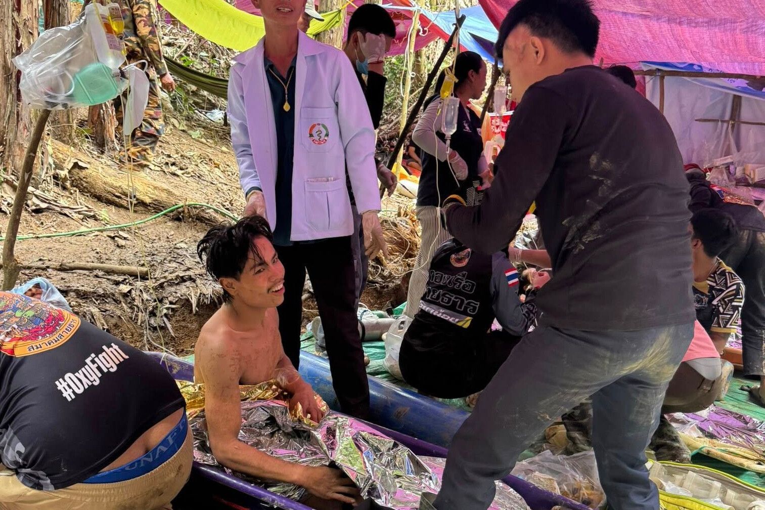 Dieses von der «Association Of Volunteers For Lao People» via AP zur Verfügung gestellte Foto zeigt Retter, nachdem sie die Dorfbewohner, die in einer Höhle eingeschlossen waren, sicher evakuiert haben.