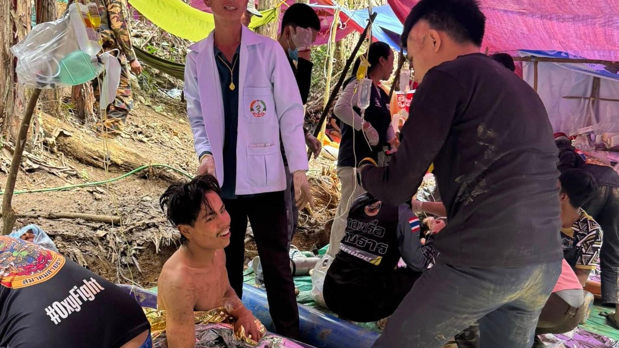 Dieses von der «Association Of Volunteers For Lao People» via AP zur Verfügung gestellte Foto zeigt Retter, nachdem sie die Dorfbewohner, die in einer Höhle eingeschlossen waren, sicher evakuiert haben.