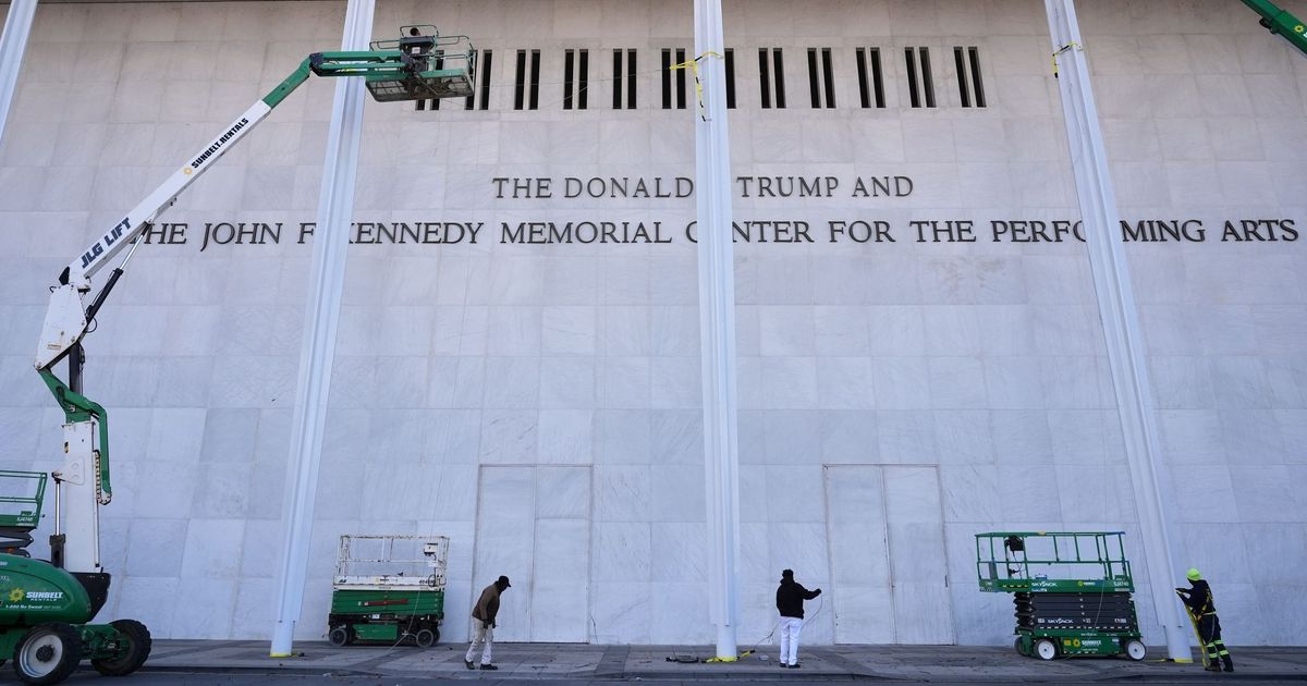 Judge stops Trump: His name must be removed from the facade of the Kennedy ...