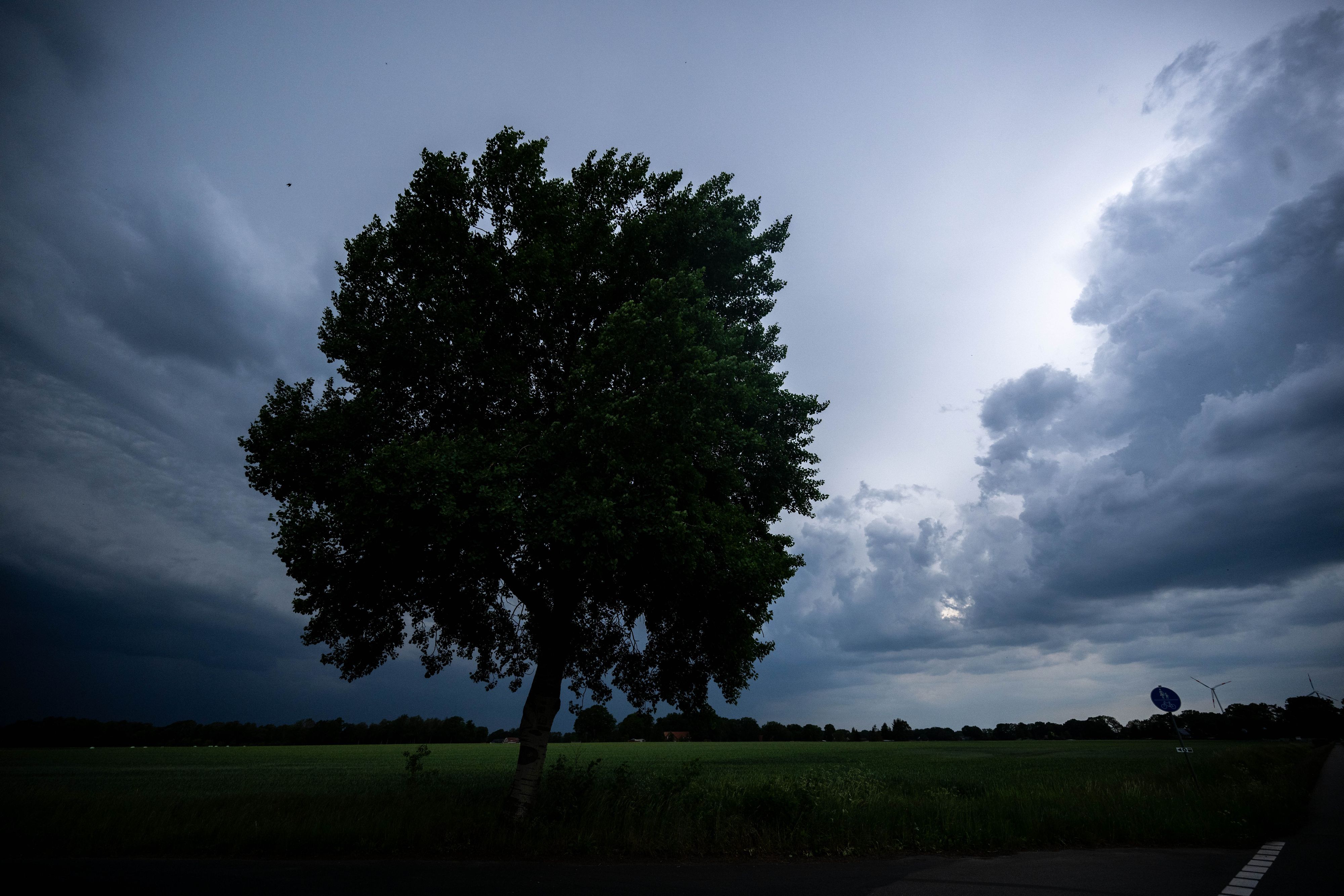 Dunkle Wolken über Feldern. (Archivbild)