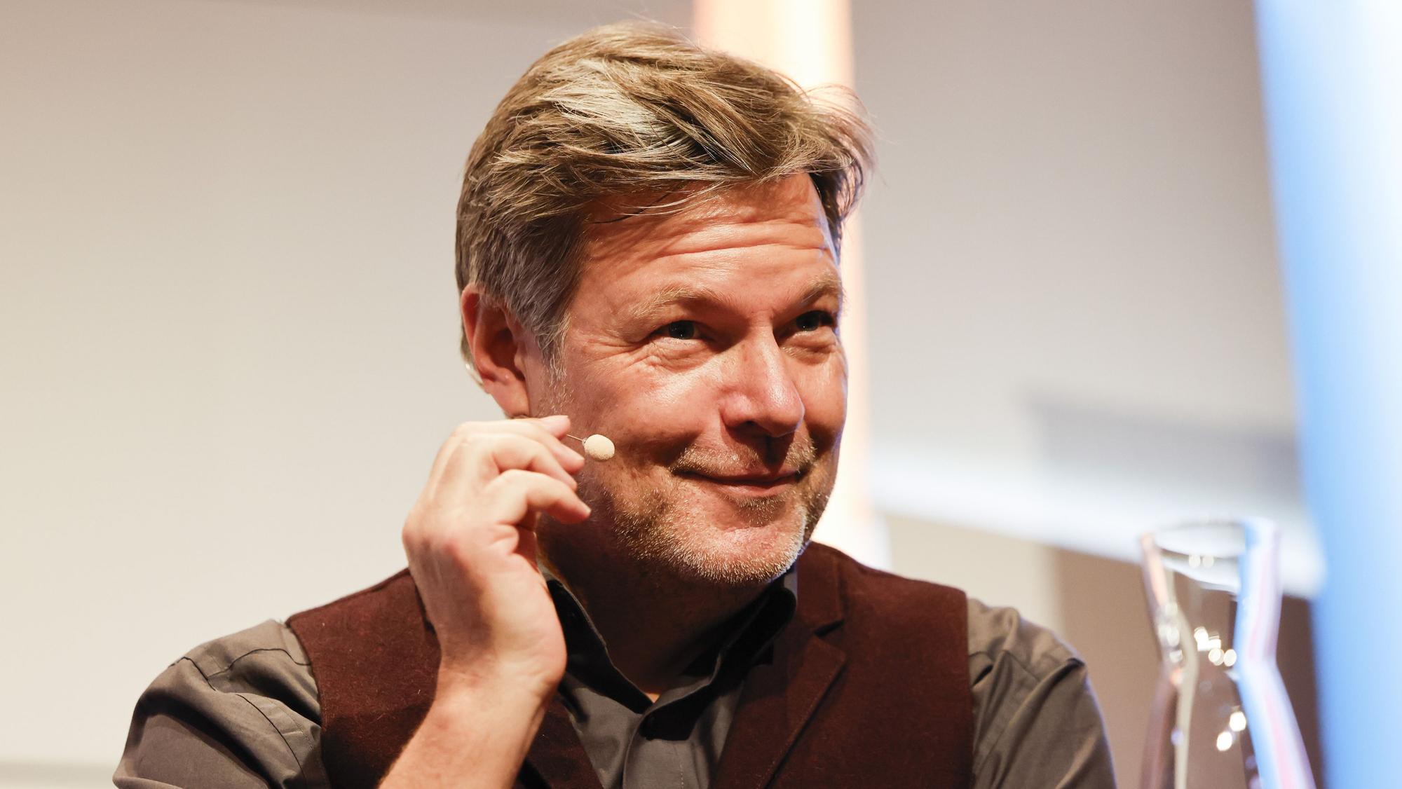 Der ehemalige Vizekanzler Robert Habeck sitzt bei einer Veranstaltung im Rahmen des Literaturfestivals lit.Cologne auf der Bühne. (Archivbild)