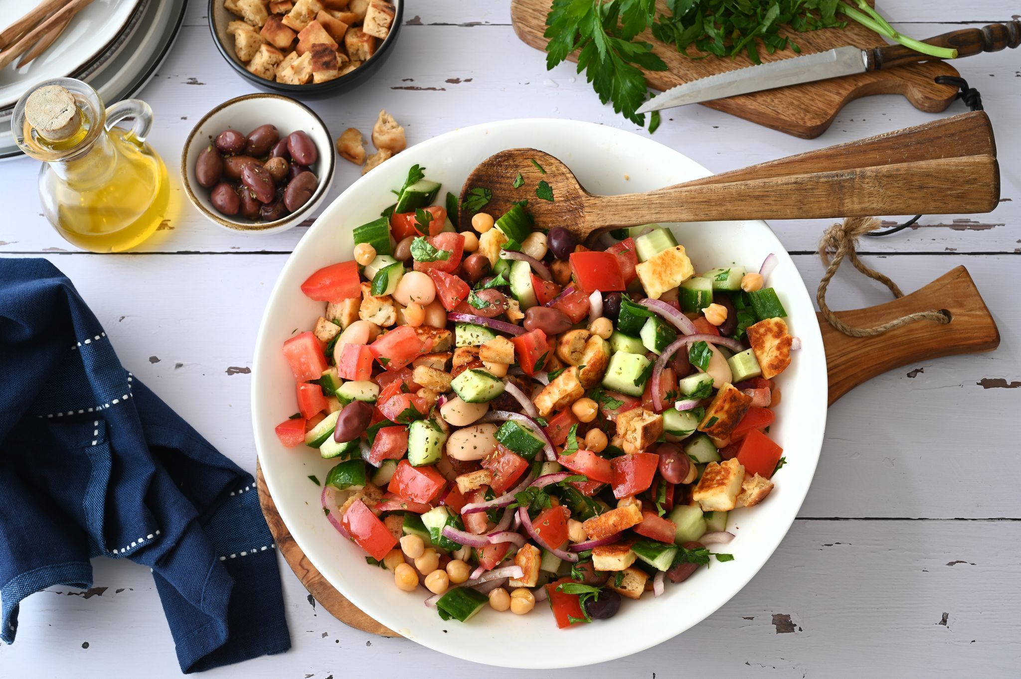 Griechischer Salat mit Halloumi und Pita