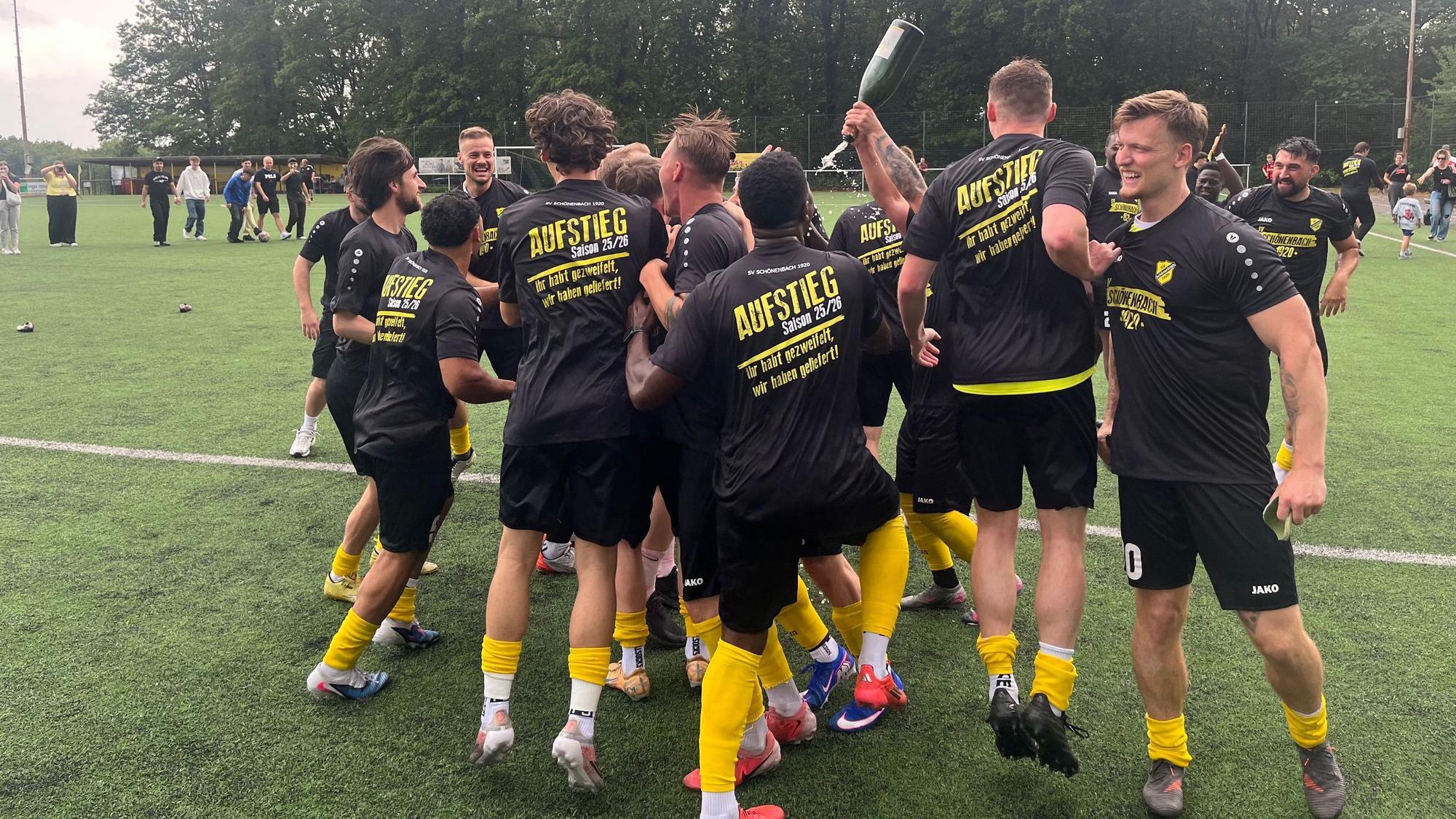 Die Fußballer des SV Schönenbach tanzen im Kreis.