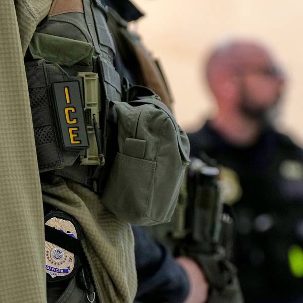 Bundesbeamte der Einwanderungsbehörde sind am Newark Liberty International Airport im Einsatz.