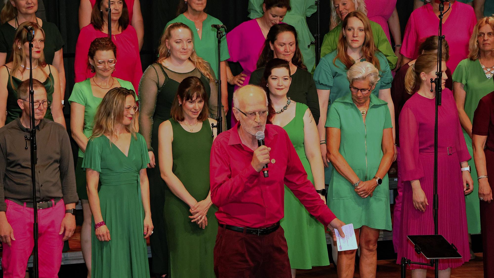 Zu sehen ist der Vorsitzende Gregor Berhorst vor dem Popchor „Joy.“