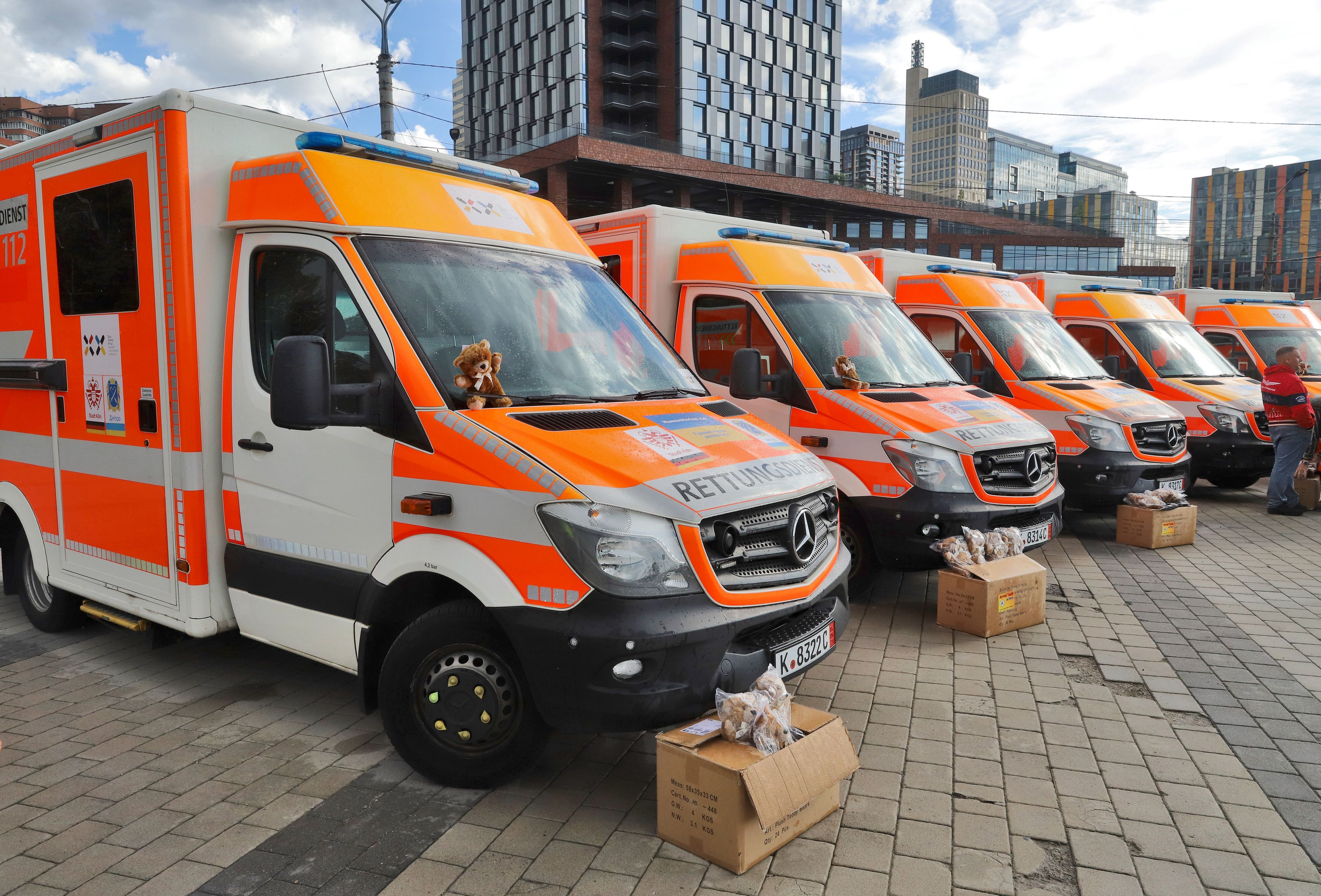 Spende aus Köln: Insgesamt 30 Rettungswagen gingen nach Dnipro.