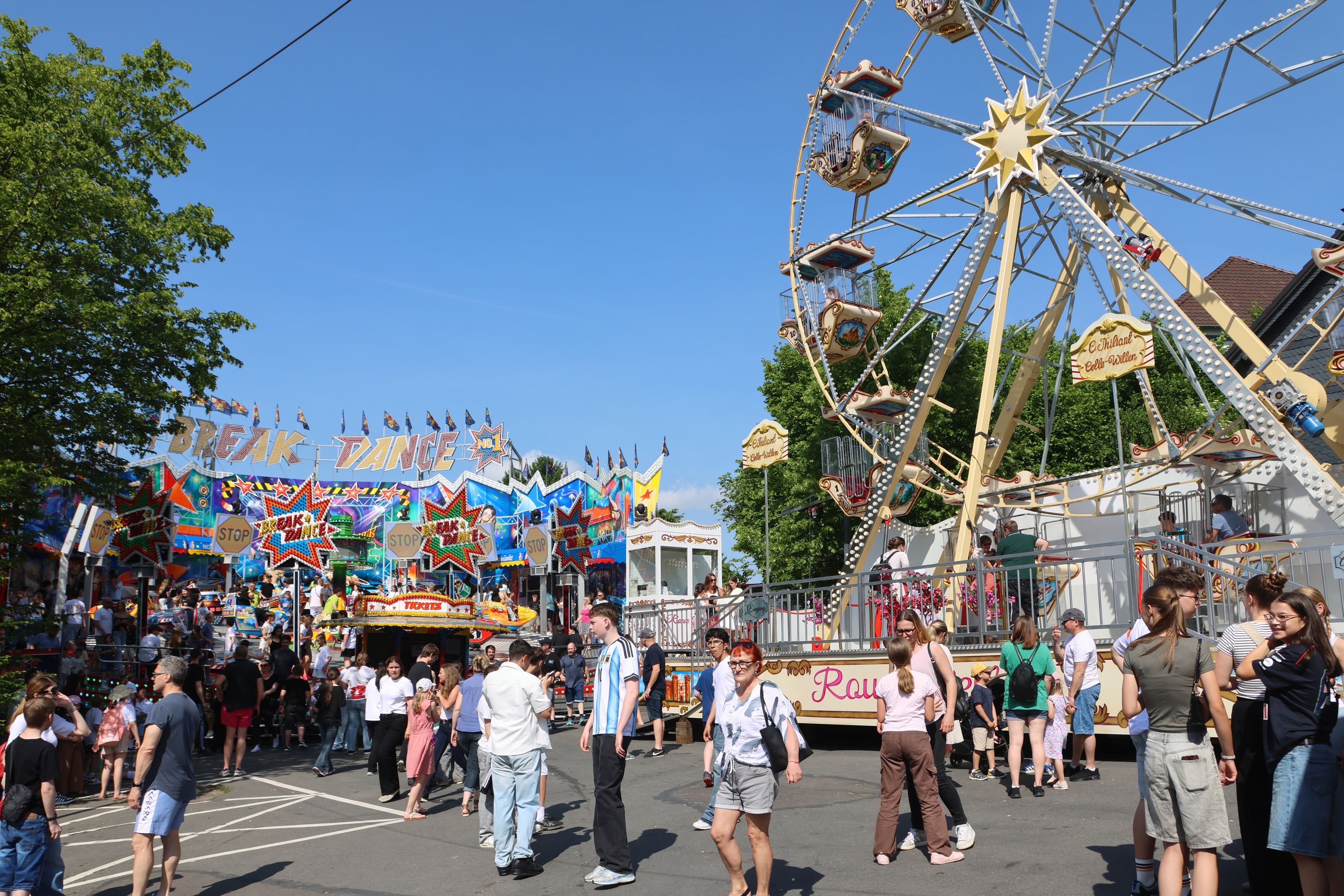 Unser Foto zeigt das Riesenrad auf der Waldbröler Stadtfest-Kirmes. Im Hintergrund links ist der Breakdancer zu sehen, ein weiteres großes Fahrgeschäft.
