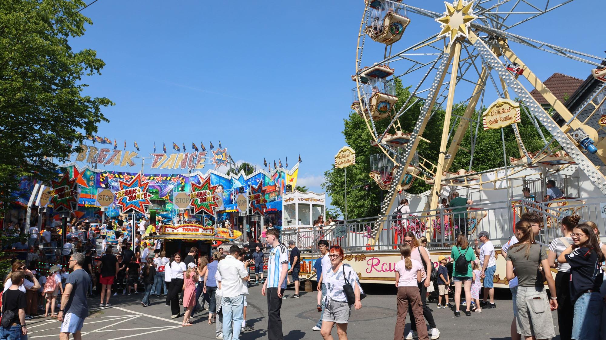 Unser Foto zeigt das Riesenrad auf der Waldbröler Stadtfest-Kirmes. Im Hintergrund links ist der Breakdancer zu sehen, ein weiteres großes Fahrgeschäft.