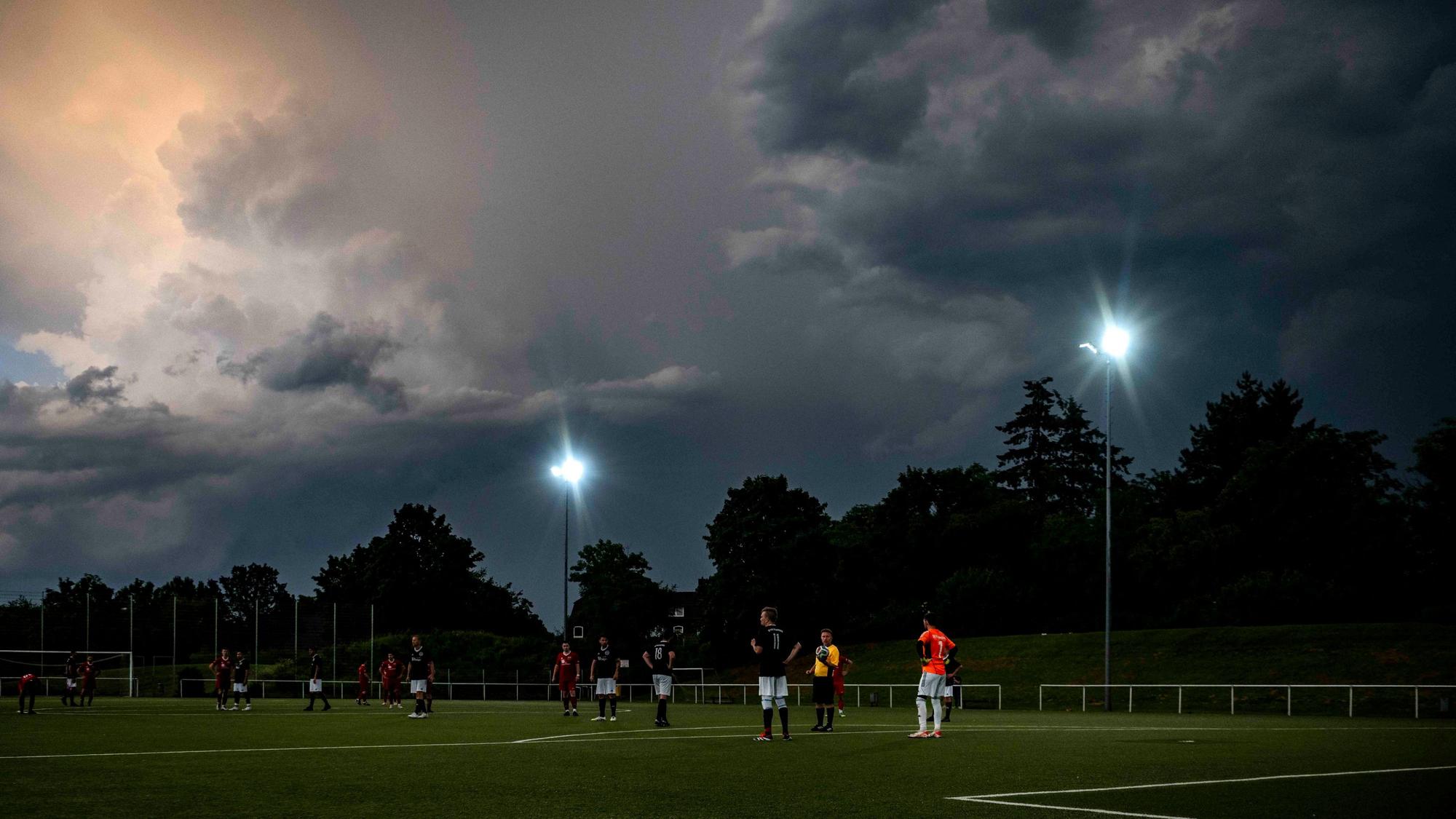 Das Bild zeigt den Moment, in dem das Kreisliga-C-Spiel fortgesetzt wird.