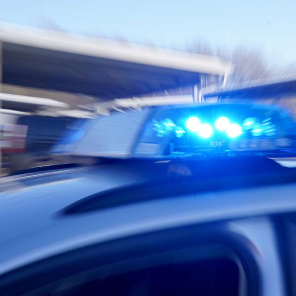 Das Symbolfoto zeigt das Blaulicht auf einem Polizeiwagen.