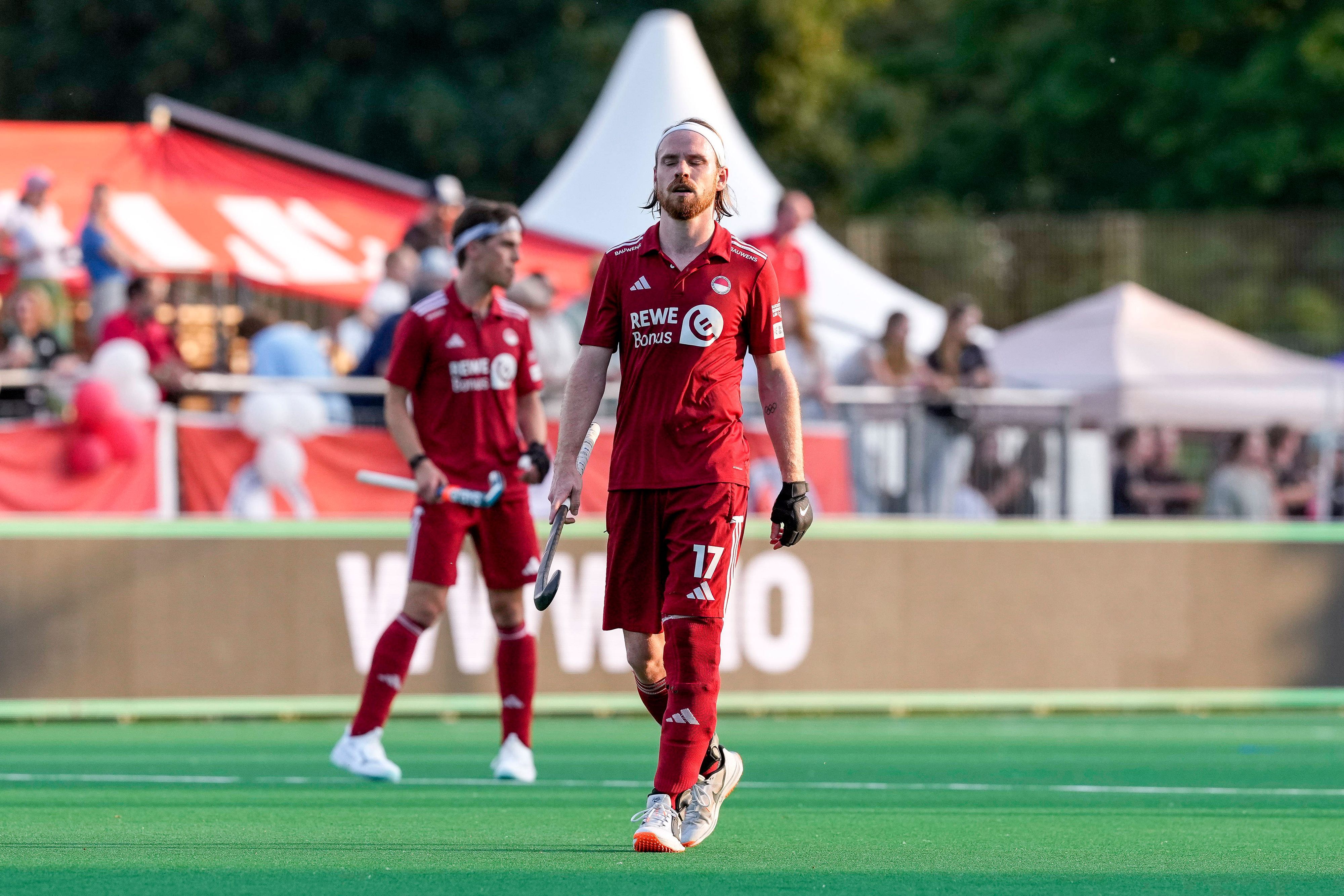 v.li.: Raphael Hartkopf KTHC, 6, Christopher Rühr KTHC, 17, Spieler von Rot-Weiss Köln KTHC, enttäuscht schauend, Enttäuschung, Frustration, disappointed, pessimistisch, Aktion, Action, Spielszene, 30.05.2026, Bonn Deutschland, Hockey, Deutsche Meisterschaft, Halbfinale, Herren, Rot-Weiss Köln - Uhlenhorst Mülheim *** from left Raphael Hartkopf KTHC, 6 , Christopher Rühr KTHC, 17 , player of Rot Weiss Köln KTHC , looking disappointed, disappointment, frustration, disappointed, pessimistic, action, action scene, 30 05 2026, Bonn Germany , Hockey, German Championship, Semifinal, Men, Rot Weiss Köln Uhlenhorst Mülheim xozx