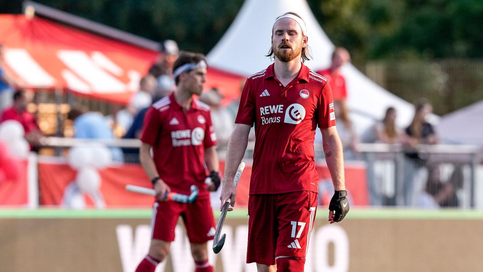 v.li.: Raphael Hartkopf KTHC, 6, Christopher Rühr KTHC, 17, Spieler von Rot-Weiss Köln KTHC, enttäuscht schauend, Enttäuschung, Frustration, disappointed, pessimistisch, Aktion, Action, Spielszene, 30.05.2026, Bonn Deutschland, Hockey, Deutsche Meisterschaft, Halbfinale, Herren, Rot-Weiss Köln - Uhlenhorst Mülheim *** from left Raphael Hartkopf KTHC, 6 , Christopher Rühr KTHC, 17 , player of Rot Weiss Köln KTHC , looking disappointed, disappointment, frustration, disappointed, pessimistic, action, action scene, 30 05 2026, Bonn Germany , Hockey, German Championship, Semifinal, Men, Rot Weiss Köln Uhlenhorst Mülheim xozx