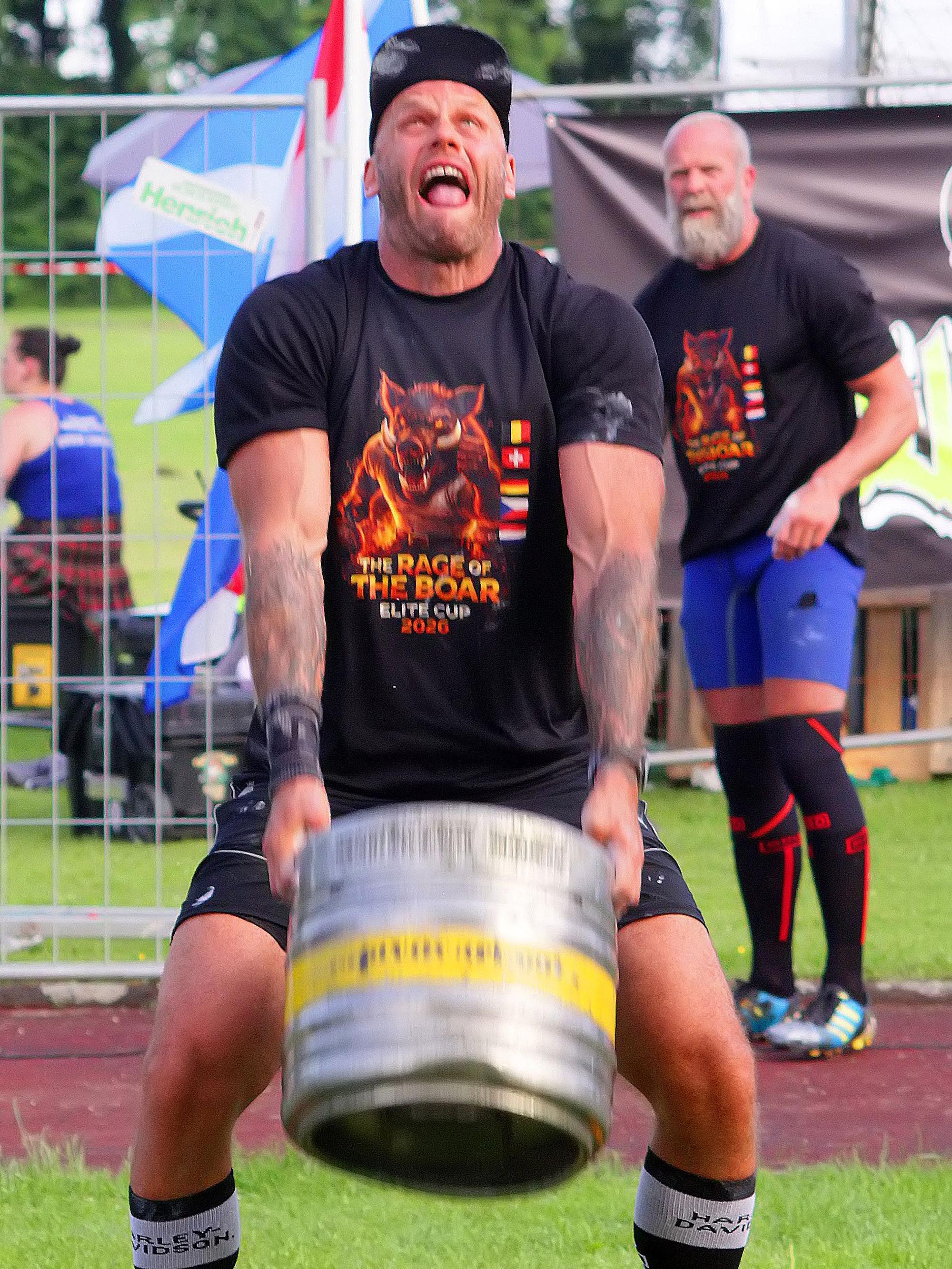 Das Bild zeigt Vladimir Tulacek bei Bierfasshochwurf.