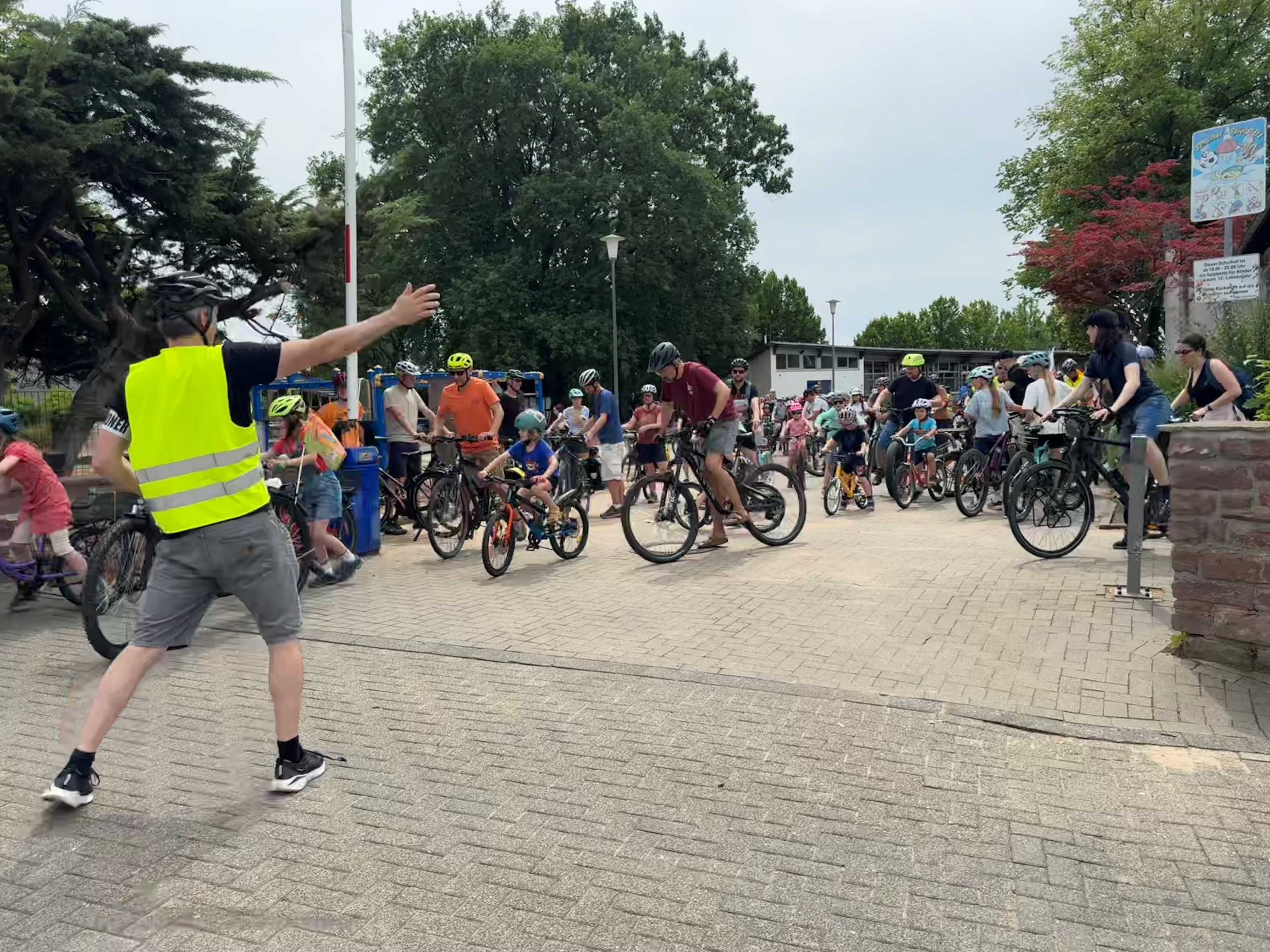 Viele Radfahrer, alle mit Helme. Kinder und Erwachsene