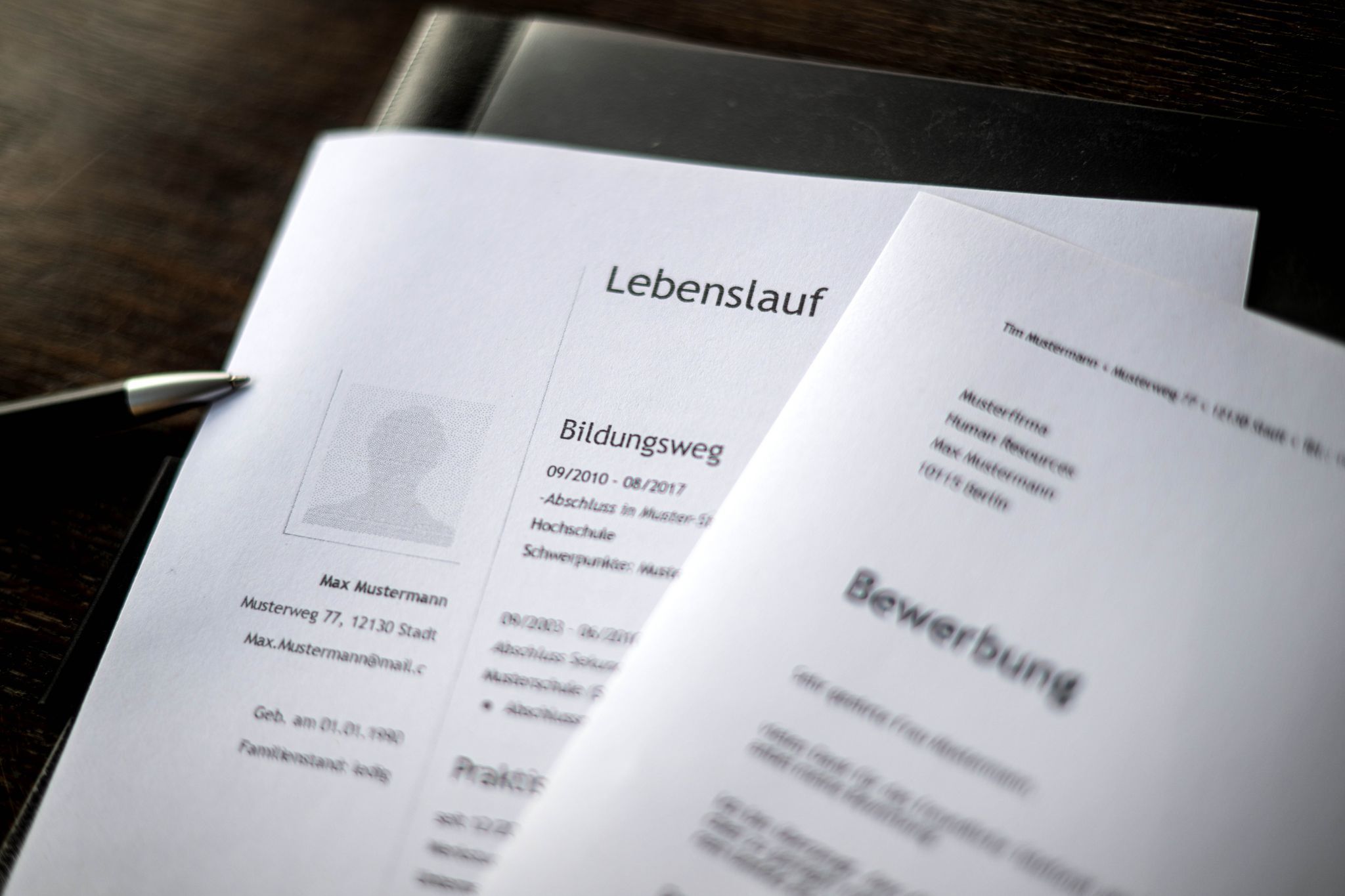Bewerbungsunterlagen liegen auf einem Tisch