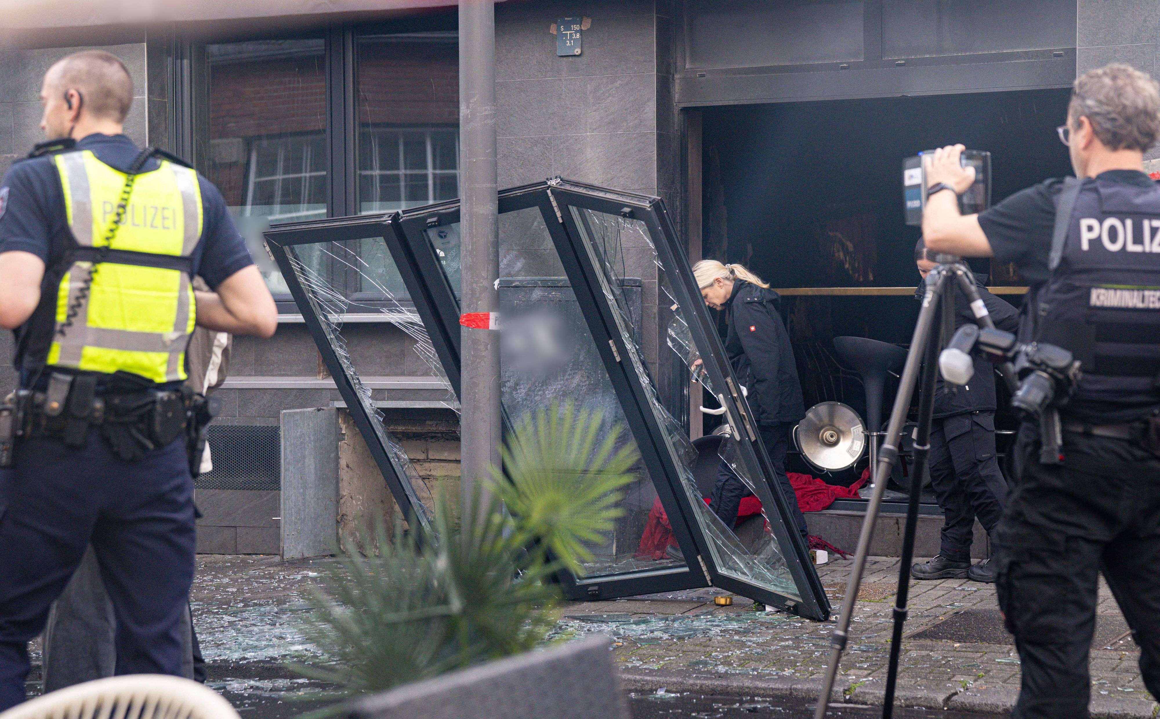 Einsatzkräfte arbeiten an der Spurensicherung nach einer Explosion in einer Bar in der Kölner Innenstadt.