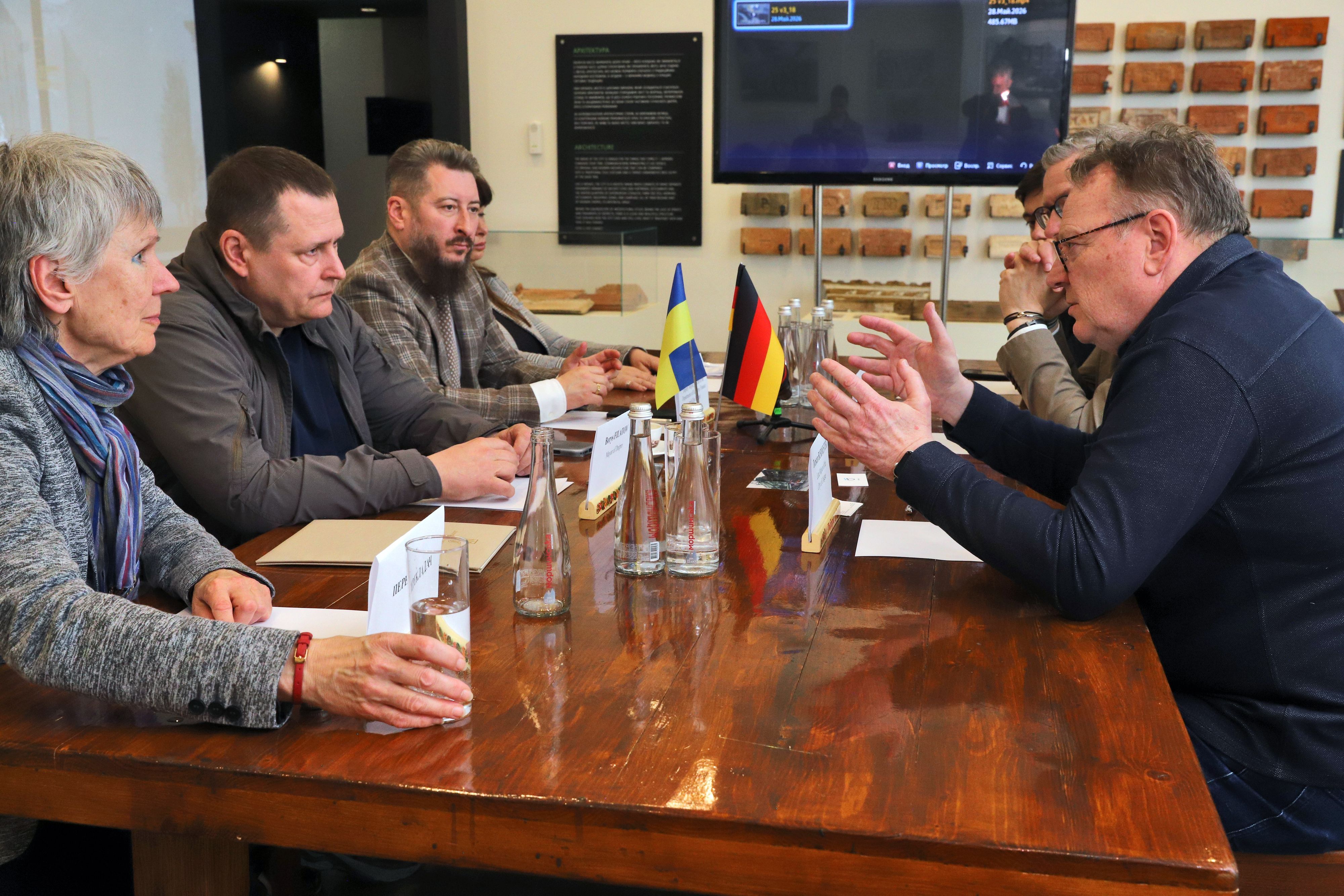 Bürgermeister Borys Filatov (linke Reihe, Mitte) und sein Kölner Amtskollege Torsten Burmester (r.) beim Gespräch in Dnipro.