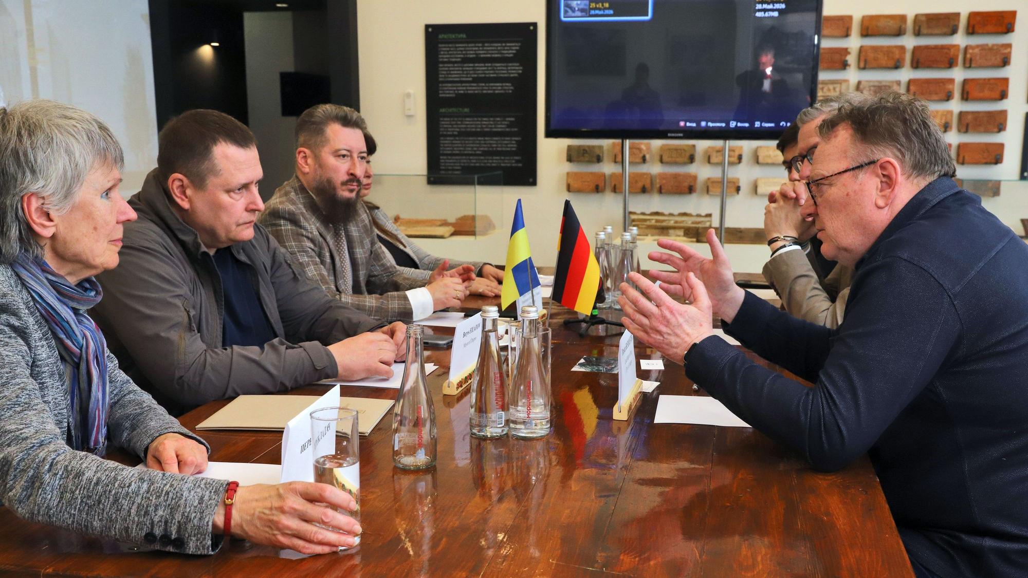 Kölns Oberbürgermeister Torsten Burmester (r.) beim Besuch in Dnipro mit Bürgermeister Borys Filatov (linke Reihe, Mitte).