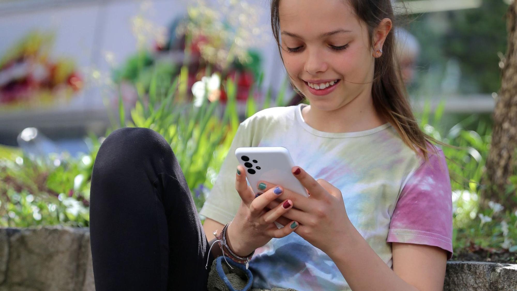 Ein Mädchen nutzt ein Smartphone