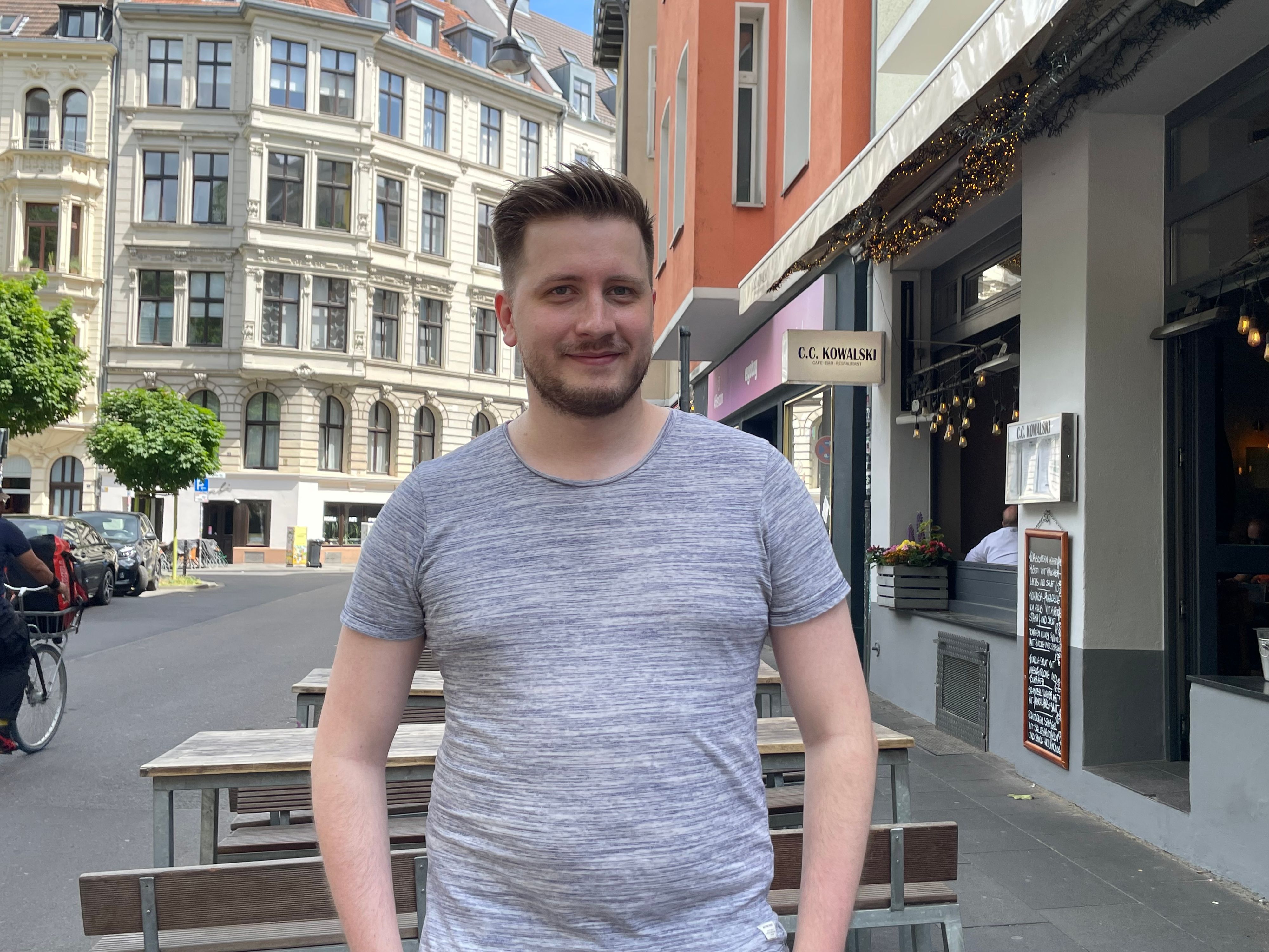 Ein Mann steht am Brüsseler Platz.