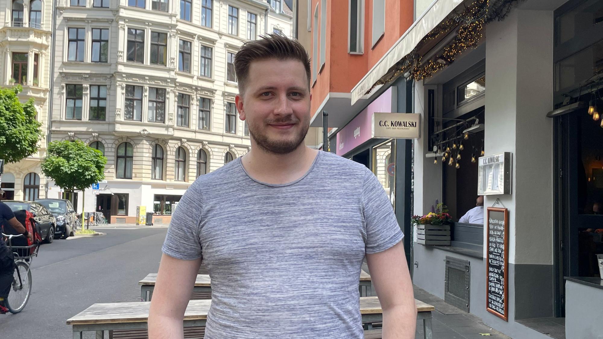 Ein Mann steht am Brüsseler Platz.