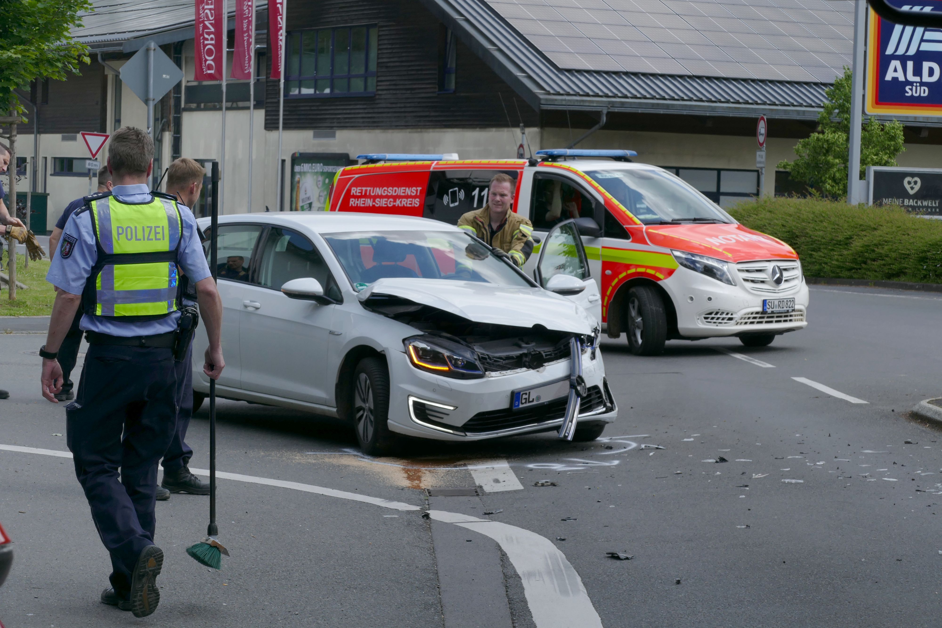 Beschädigtes Auto an einer Unfallstelle.