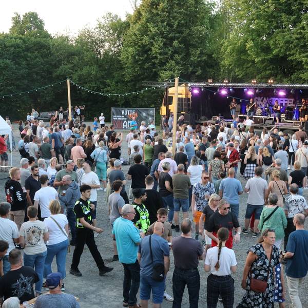 Das Foto zeigt den Dorfplatz in Wildbergerhütte beim Open „Hütte Live“ im letzten Jahr, also 2025.