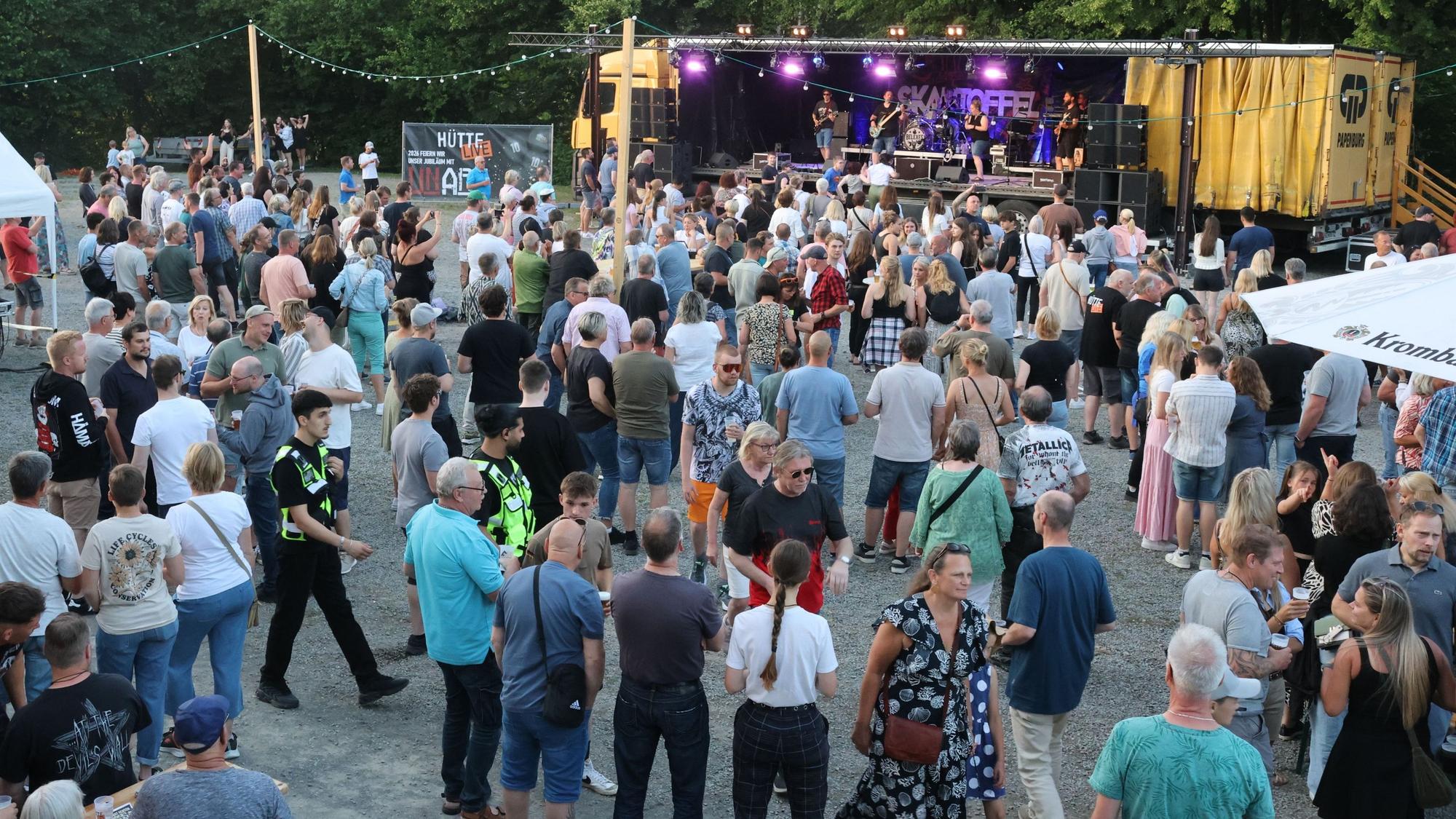 Das Foto zeigt den Dorfplatz in Wildbergerhütte beim Open „Hütte Live“ im letzten Jahr, also 2025.